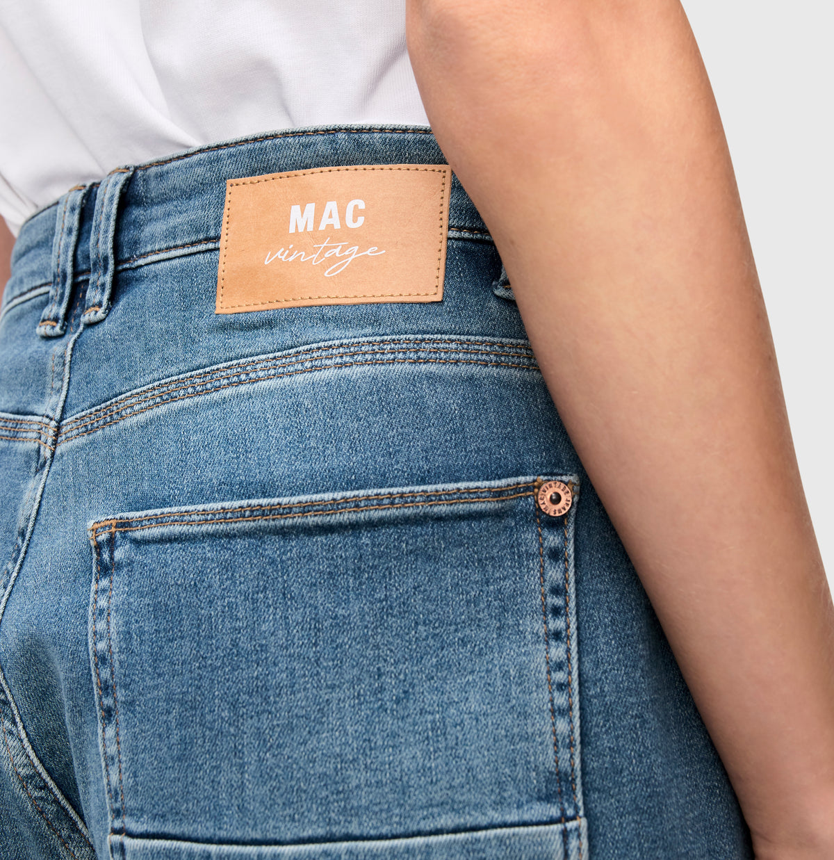 Relaxed baggy jeans made of vintage denim. | IOWA Baggy | mid blue chic wash | Detailed view 3 of model