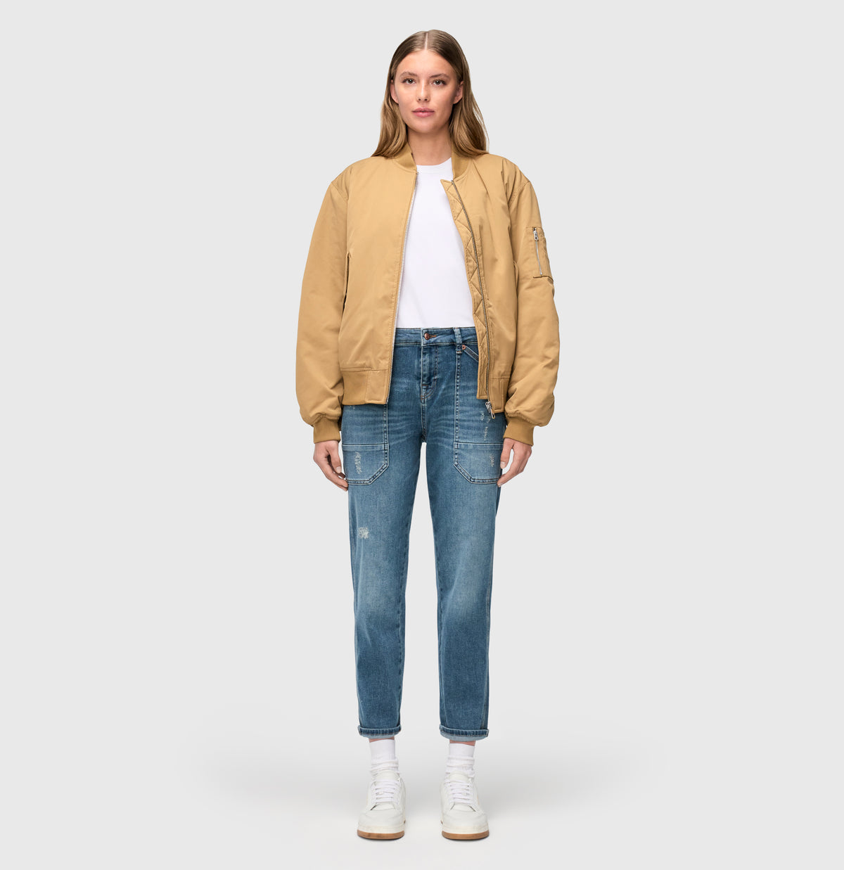 Relaxed baggy jeans made of vintage denim. | IOWA Baggy | mid blue chic wash | Full-body of model