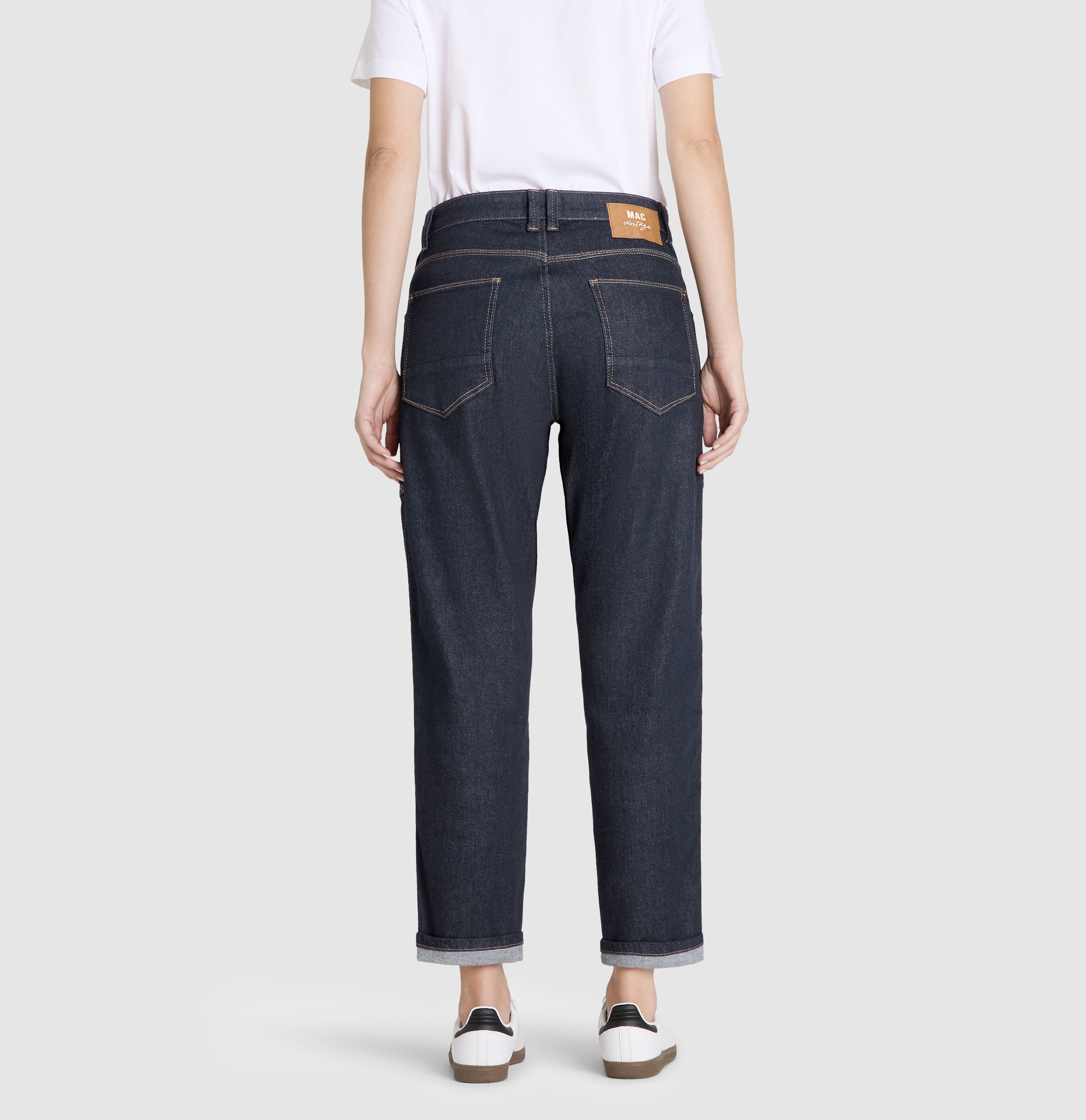 Relaxed baggy jeans made of vintage denim. | S-NAME | S-FBBZ | Back view of model