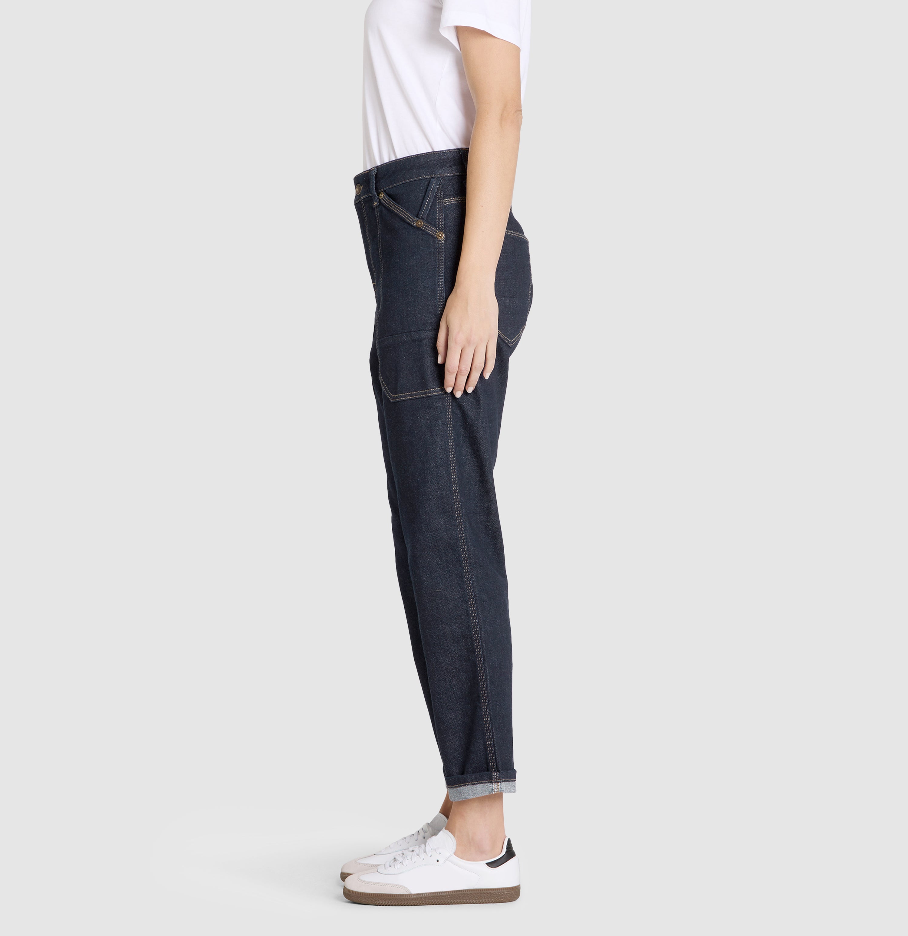 Relaxed baggy jeans made of vintage denim. | S-NAME | S-FBBZ | Side view of model