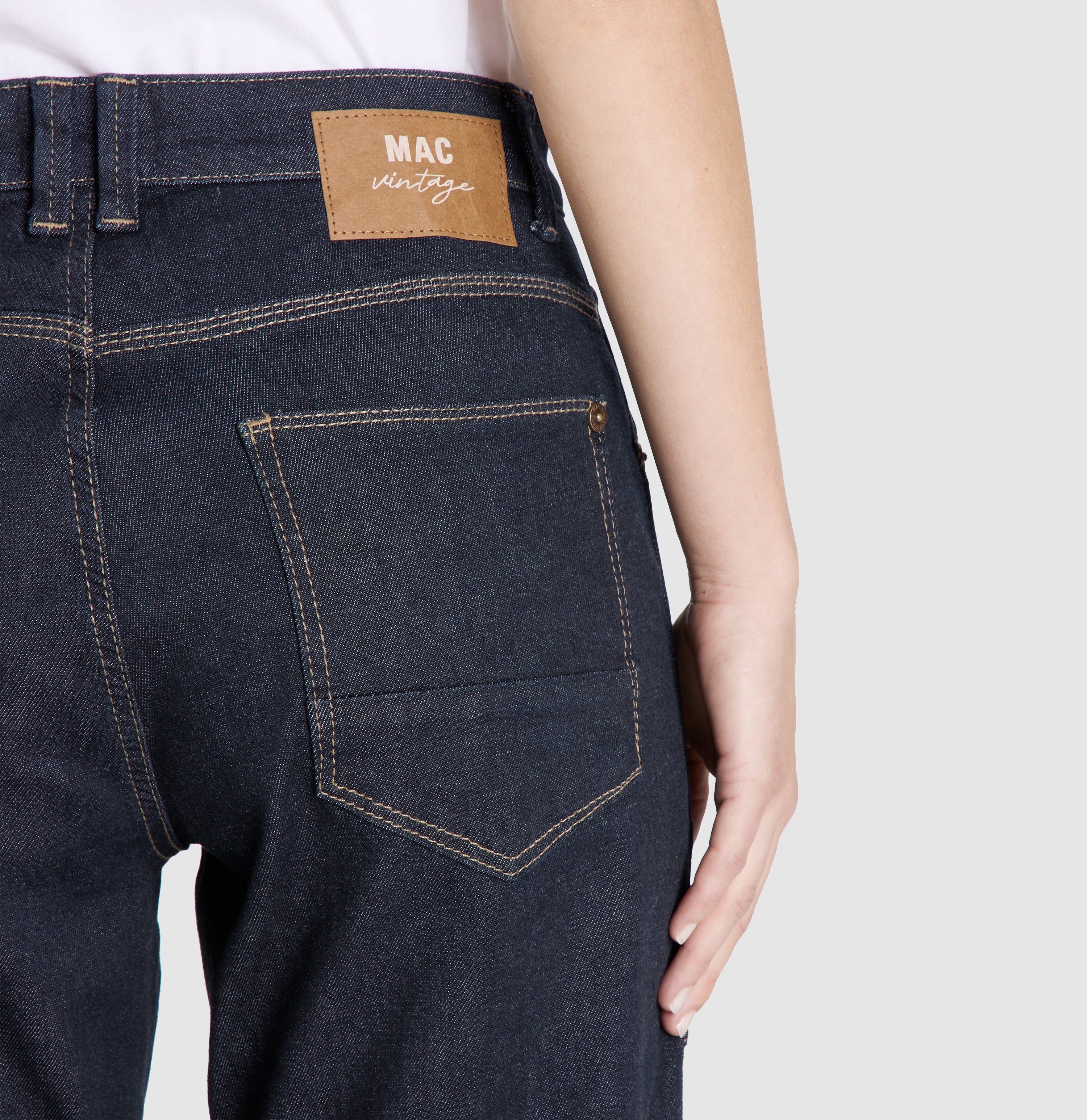 Relaxed baggy jeans made of vintage denim. | IOWA Baggy | fashion rinsed | Detailed view 2 of model