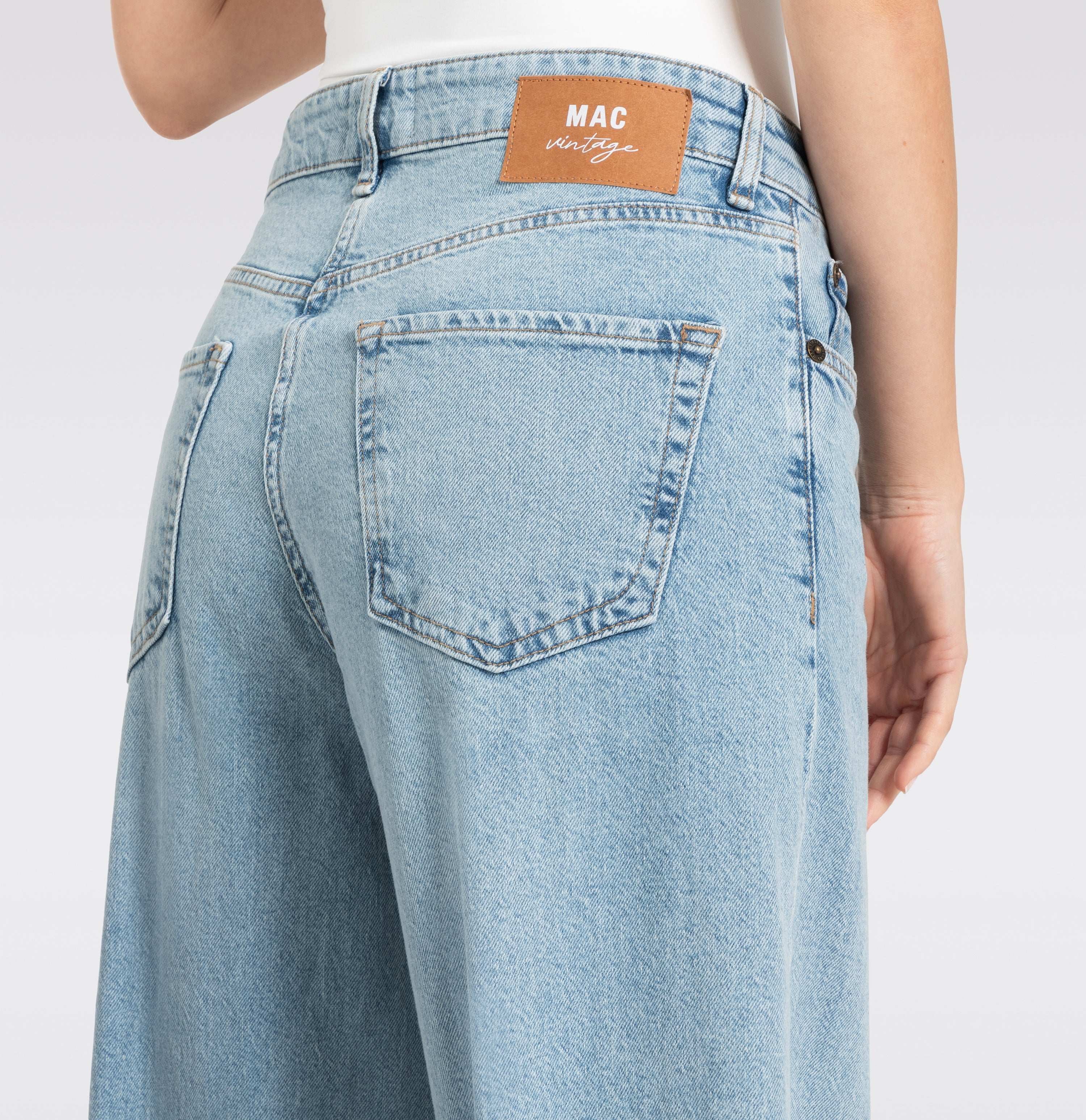 Wide fit with wide turned-up hem. | NEVADA superwide | urban azur blue | Campaign image