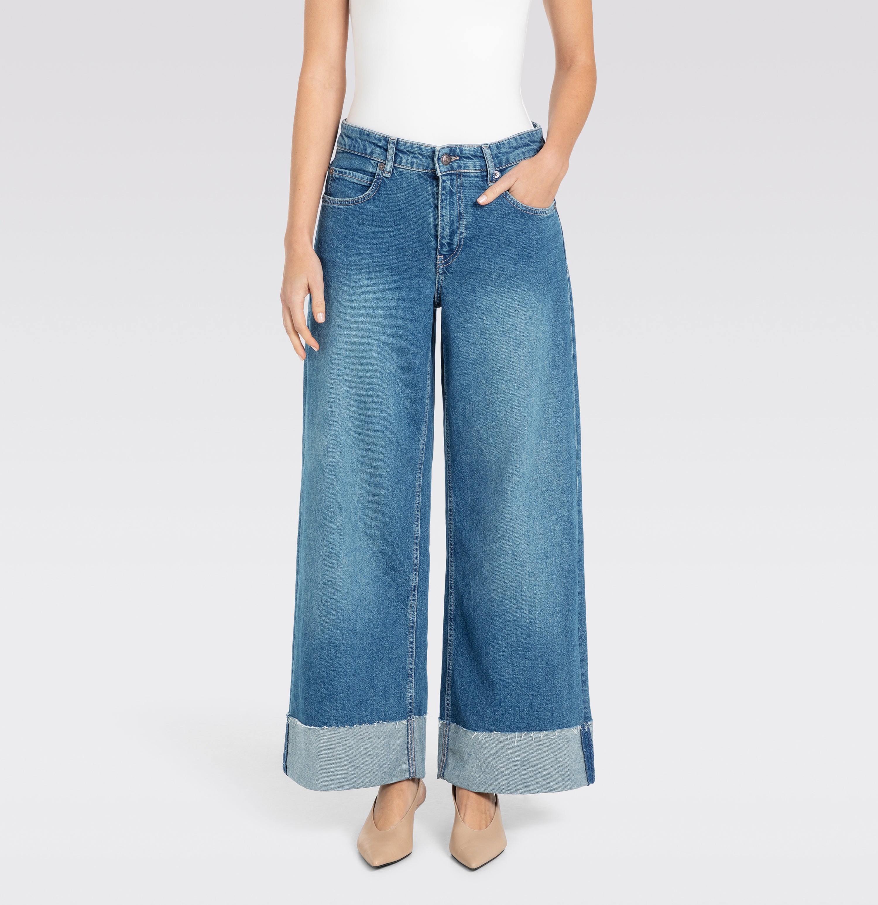 Wide jeans with wide turned-up hem. | S-NAME | S-FBBZ | Front view of model
