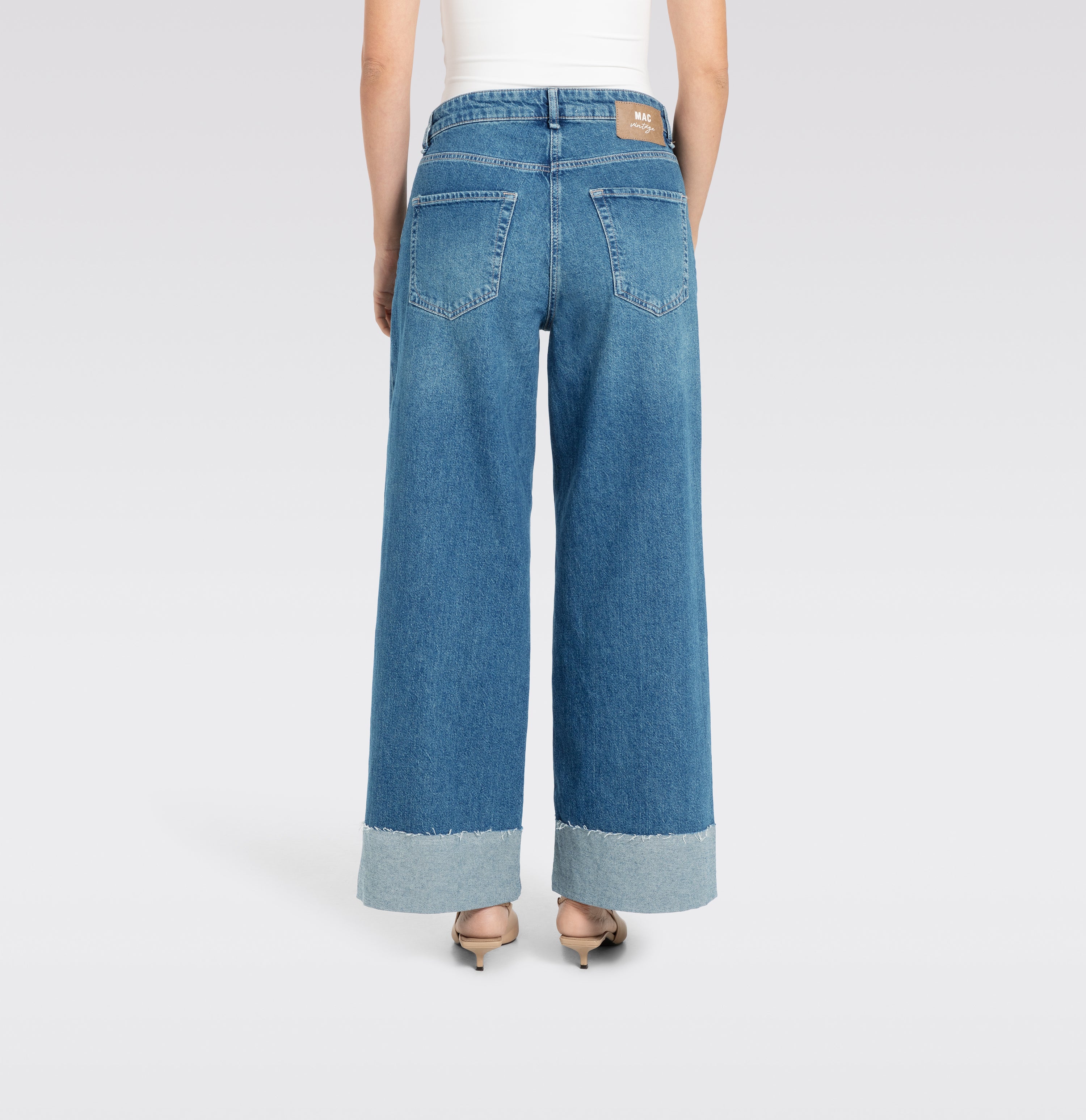 Wide jeans with wide turned-up hem. | S-NAME | S-FBBZ | Back view of model