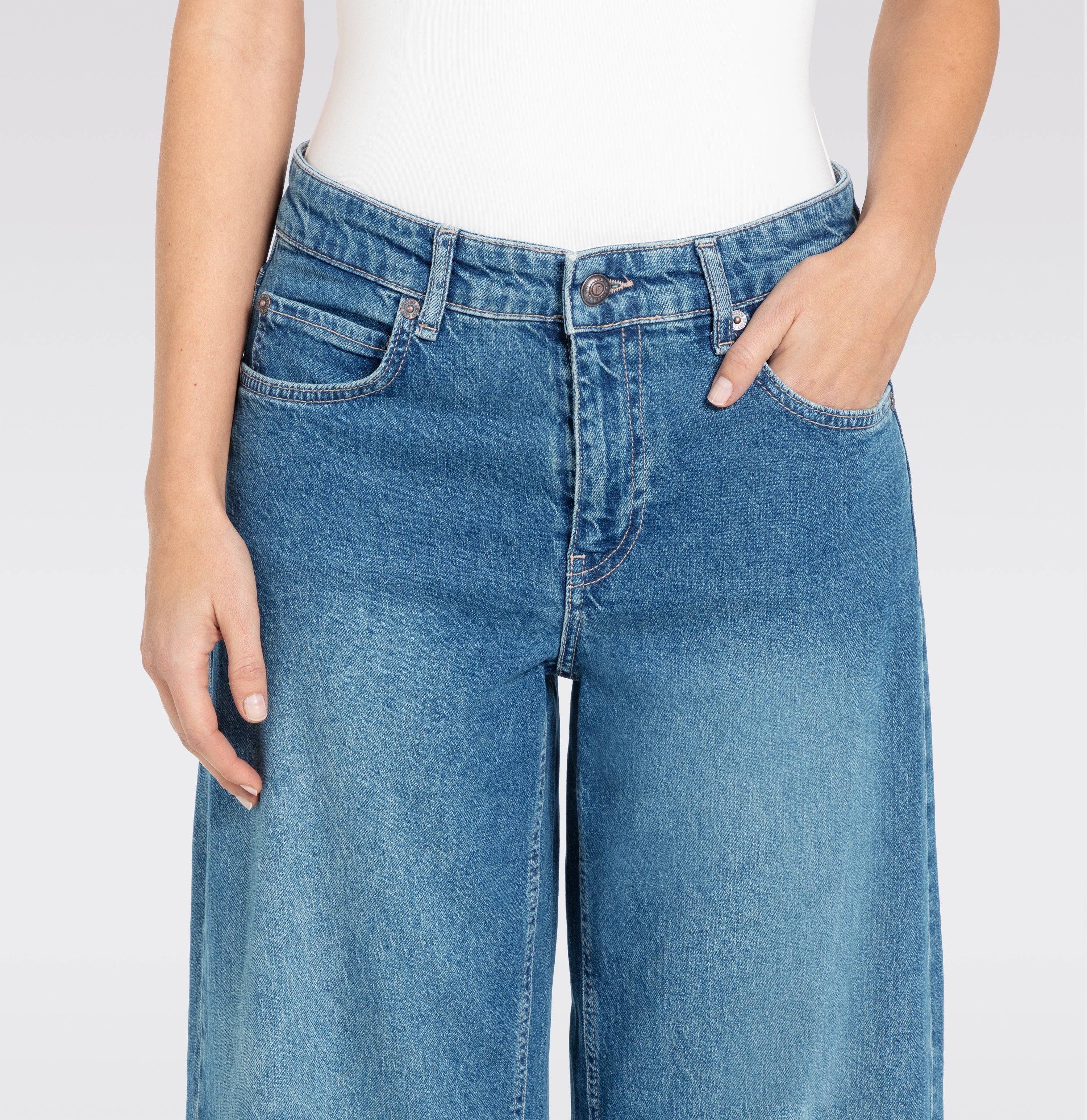 Wide jeans with wide turned-up hem. | S-NAME | S-FBBZ | Side view of model