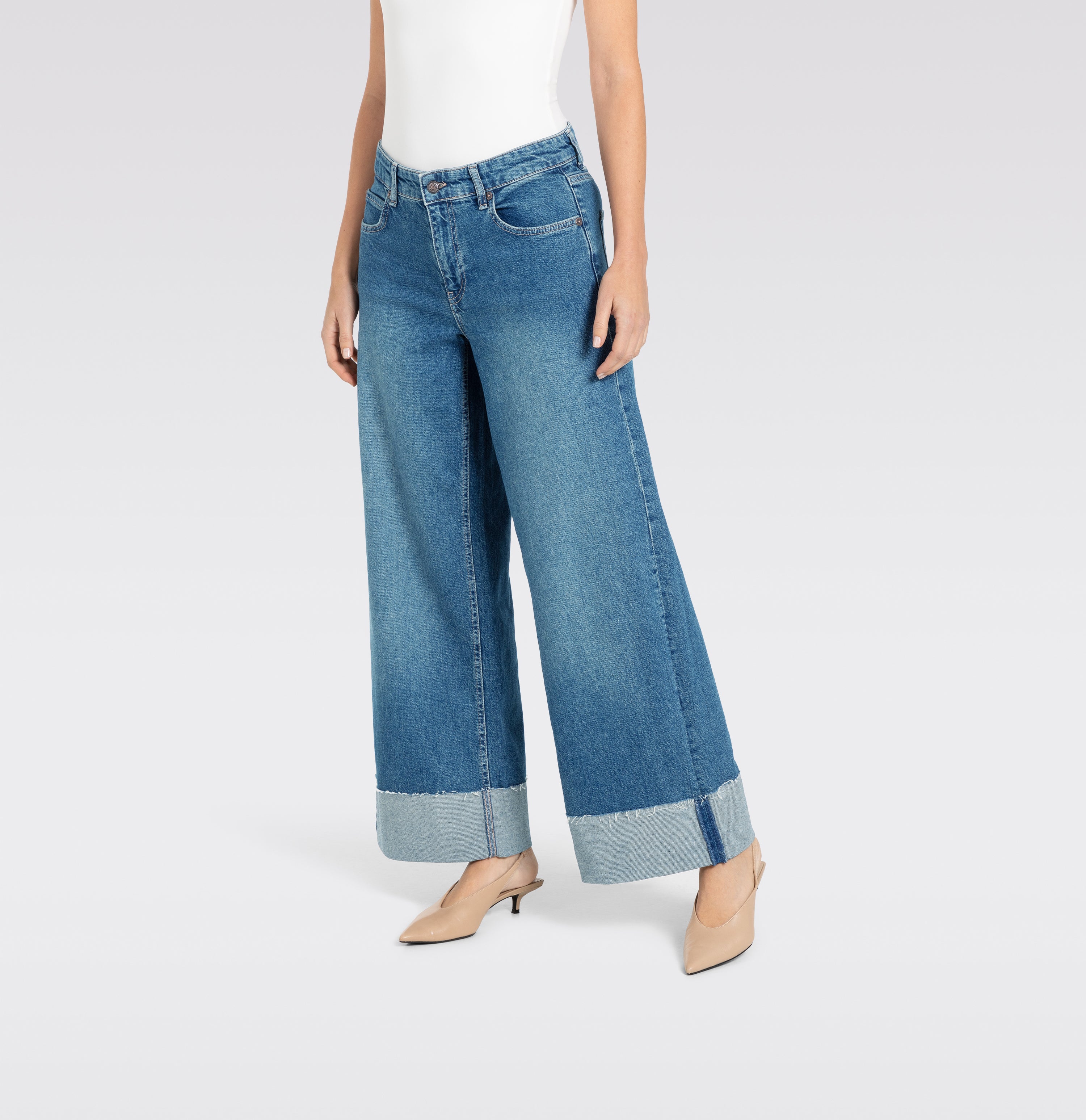 Wide jeans with wide turned-up hem. | S-NAME | S-FBBZ | Detailed view 2 of model