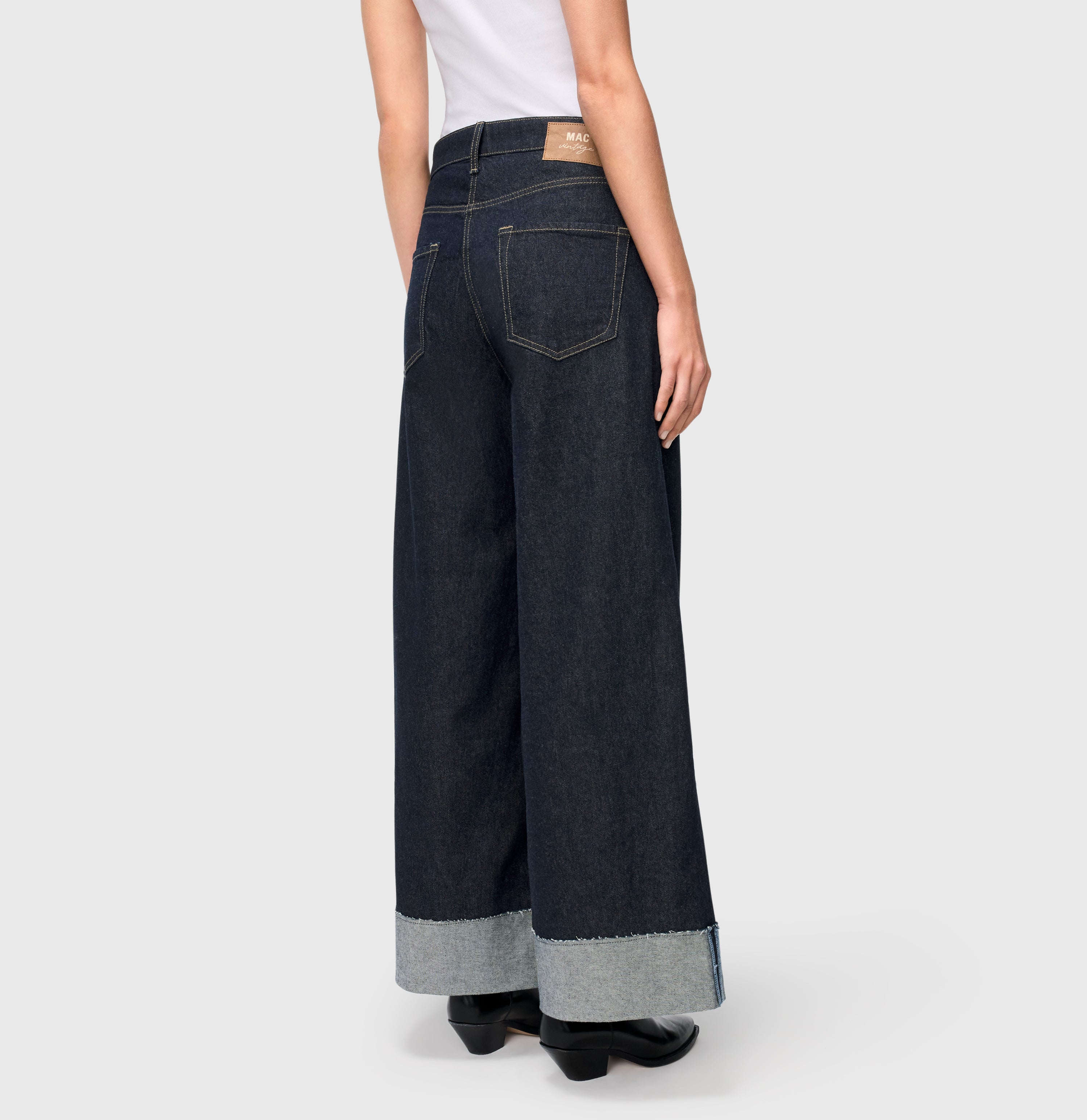 Wide jeans with wide turned-up hem. | S-NAME | S-FBBZ | Back view of model