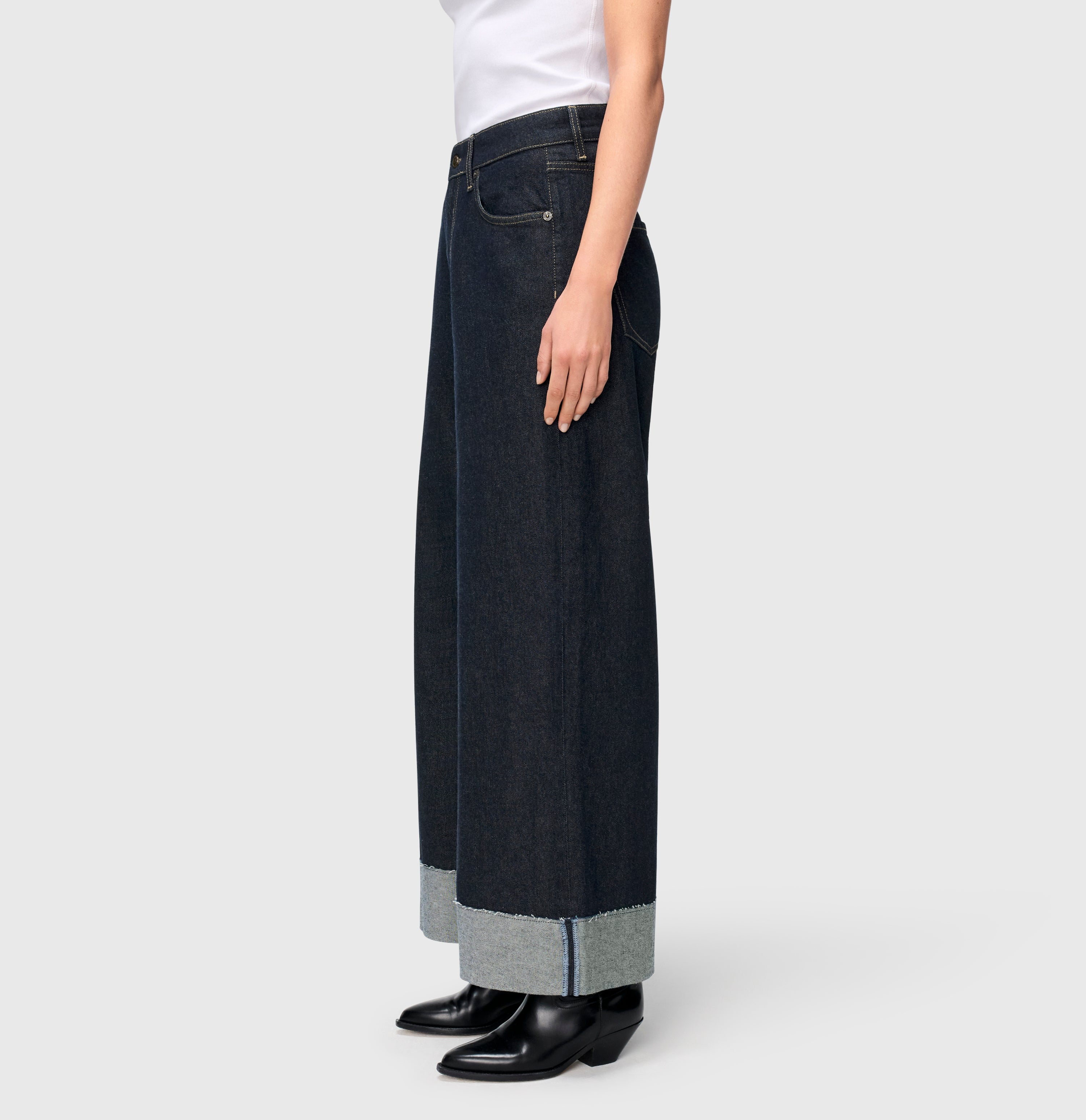 Wide jeans with wide turned-up hem. | S-NAME | S-FBBZ | Side view of model