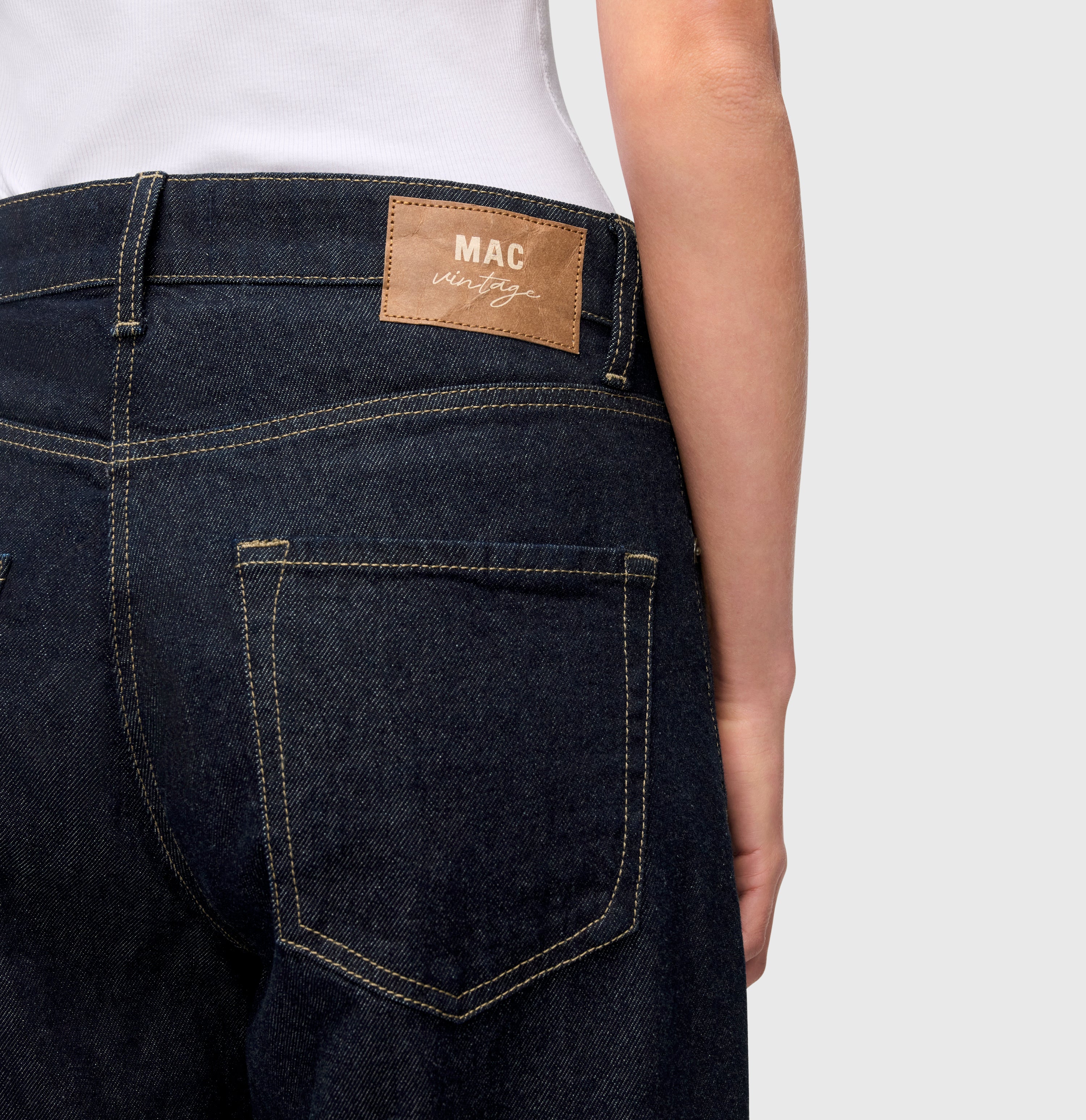 Wide jeans with wide turned-up hem. | NEVADA superwide | fashion rinsed | Detailed view 2 of model