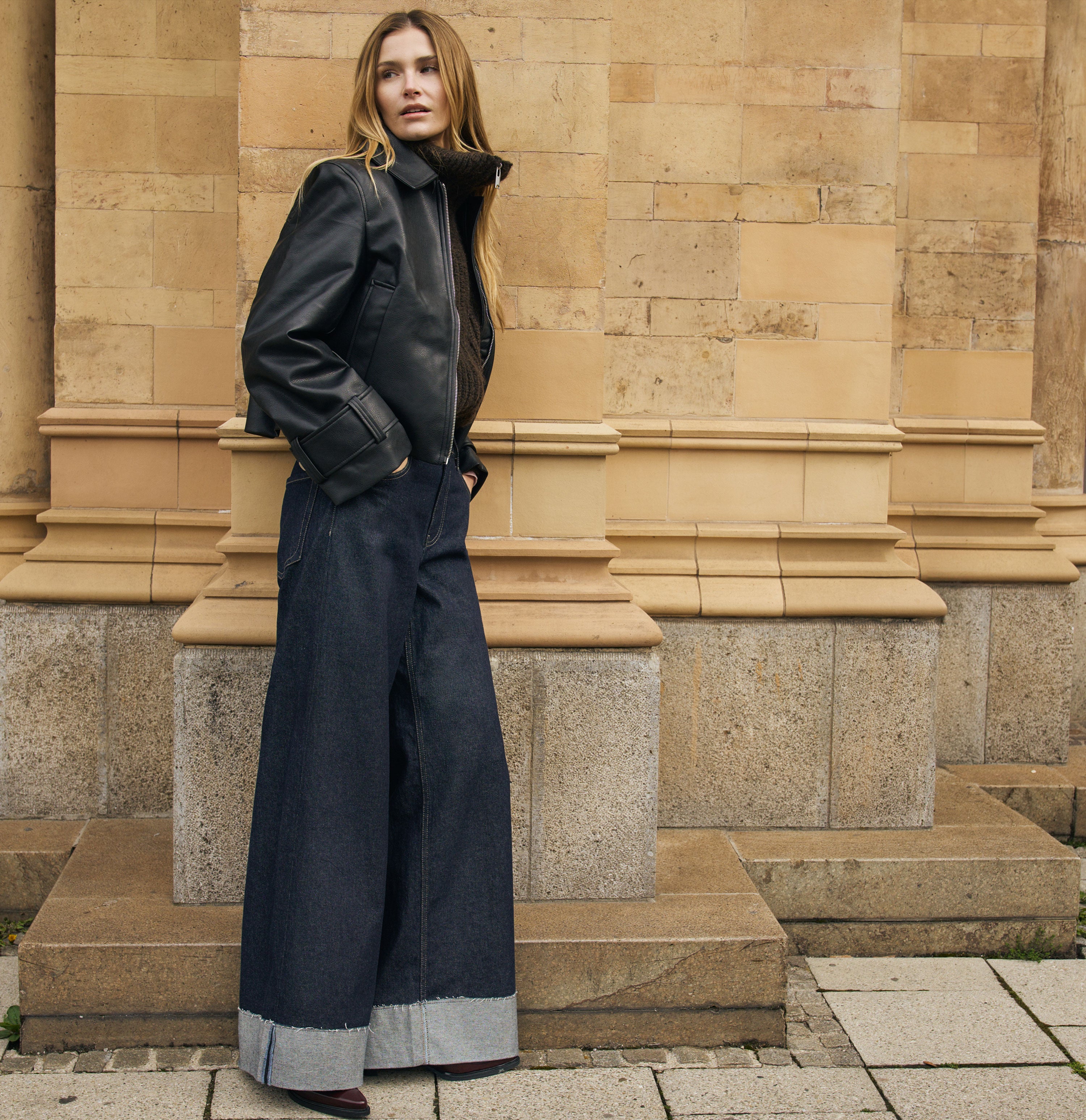 Wide jeans with wide turned-up hem. | S-NAME | S-FBBZ | Campaign image 3