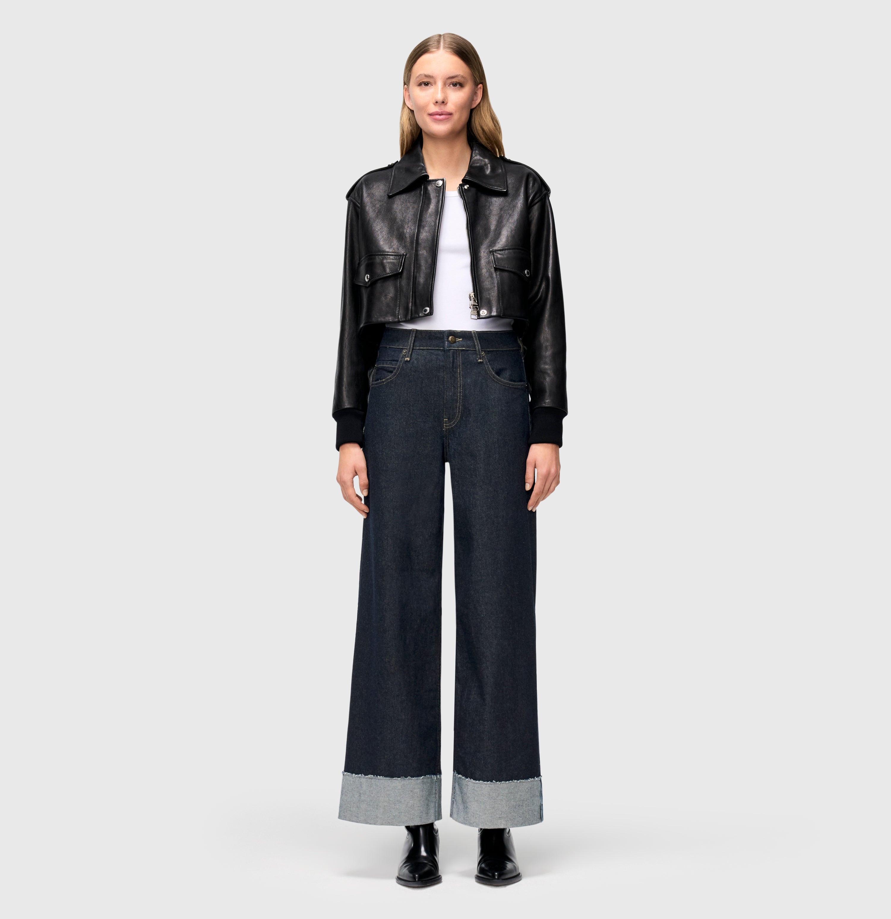 Wide jeans with wide turned-up hem. | S-NAME | S-FBBZ | Full-body of model