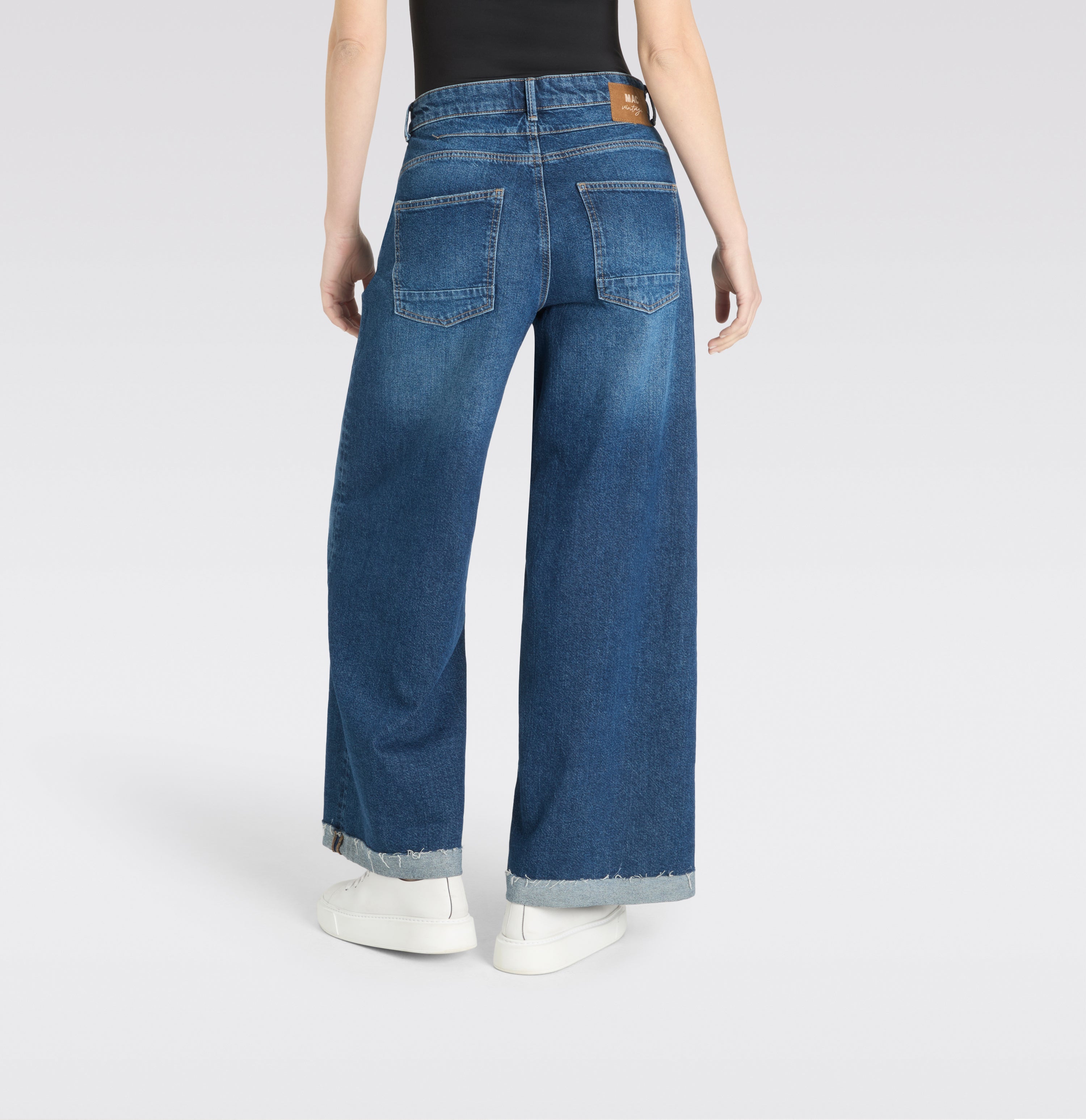 Wide jeans with casual destroyed effects. | S-NAME | S-FBBZ | Back view of model