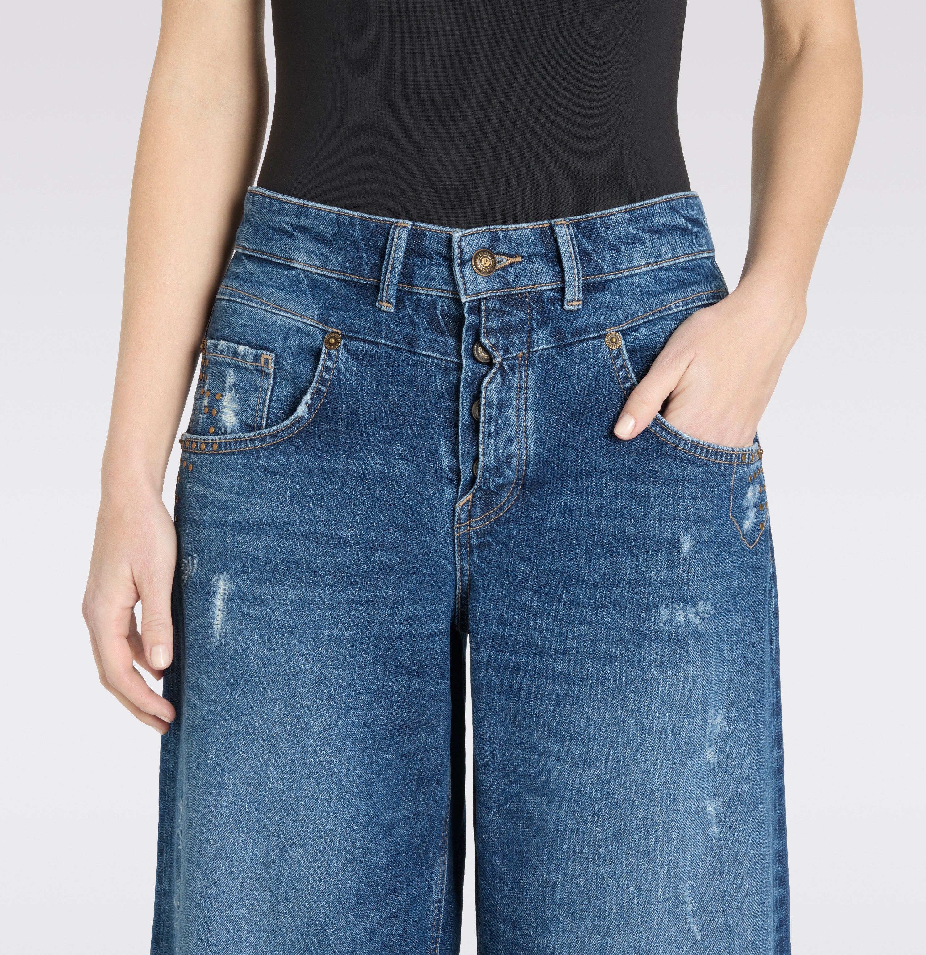 Wide jeans with casual destroyed effects. | S-NAME | S-FBBZ | Detailed view 2 of model