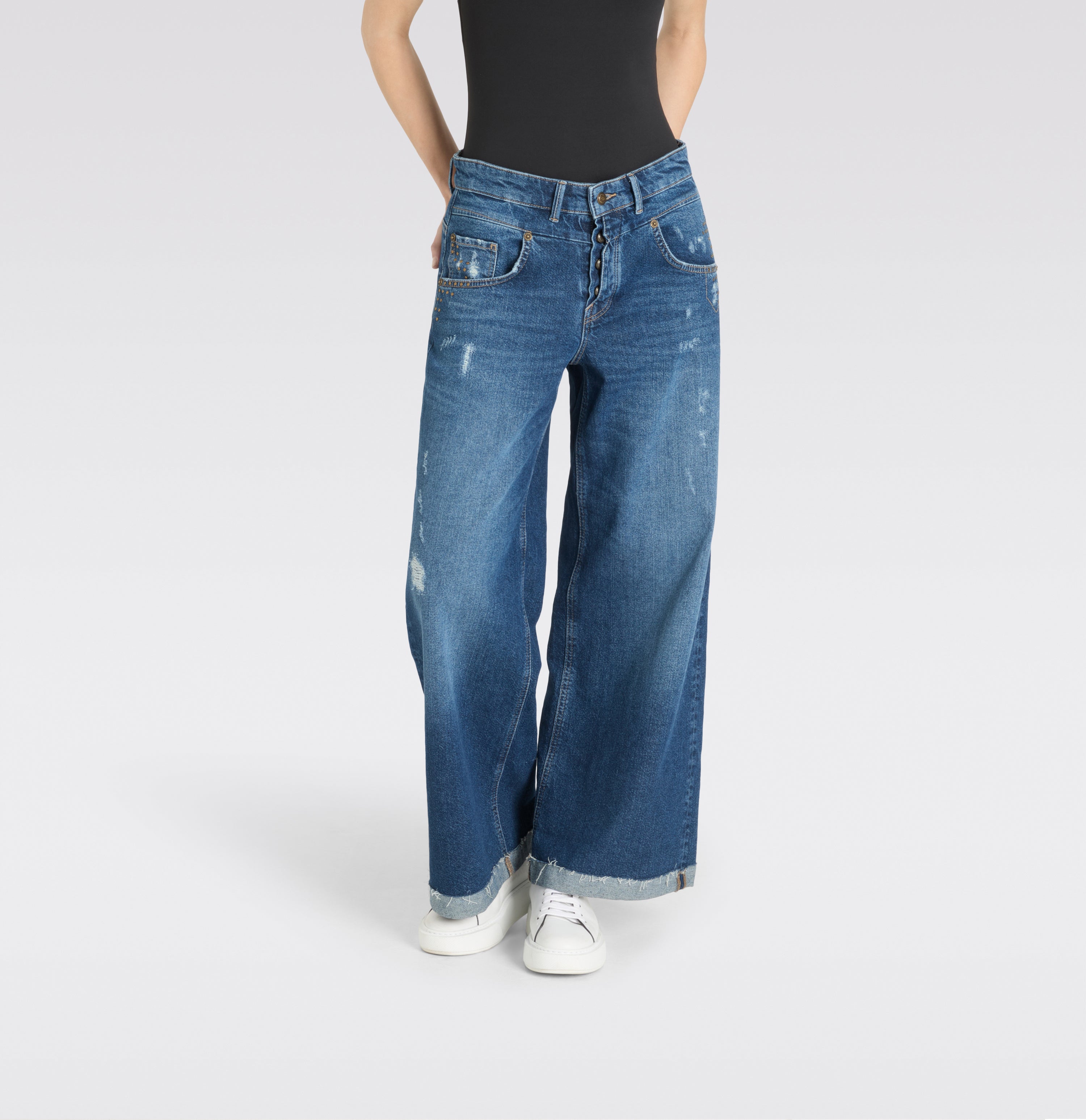 Wide jeans with casual destroyed effects. | NEVADA saloon | heavy damaged blue | Detailed view 4 of model