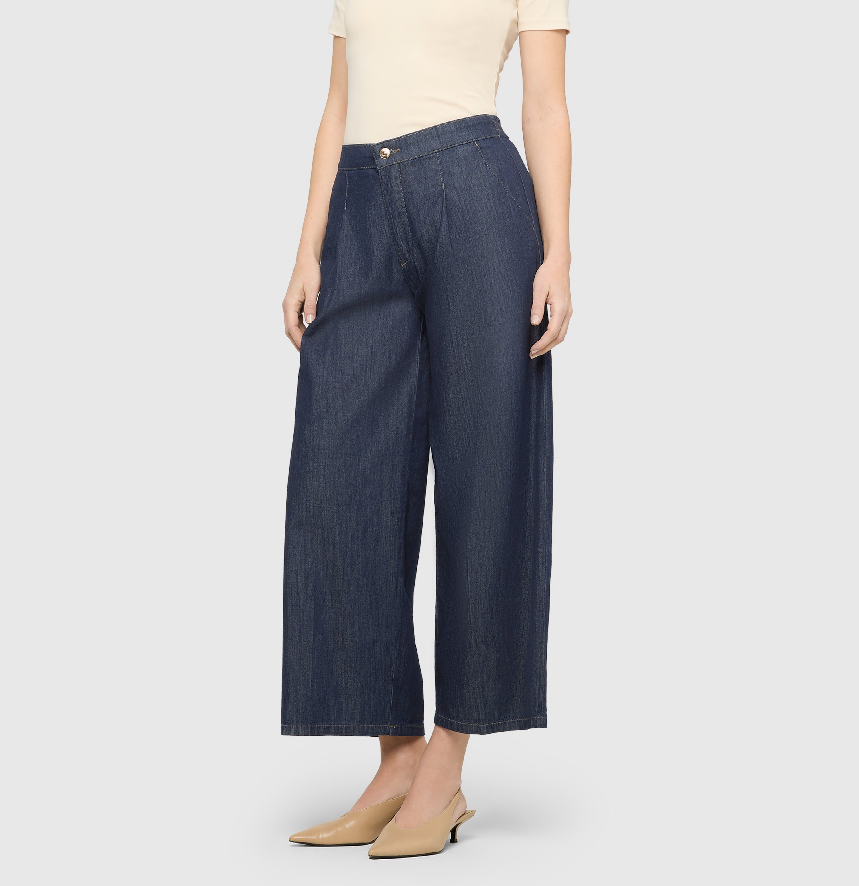 Culotte made of extra light denim. | CULOTTE pleat | fashion rinsed | Front view of model