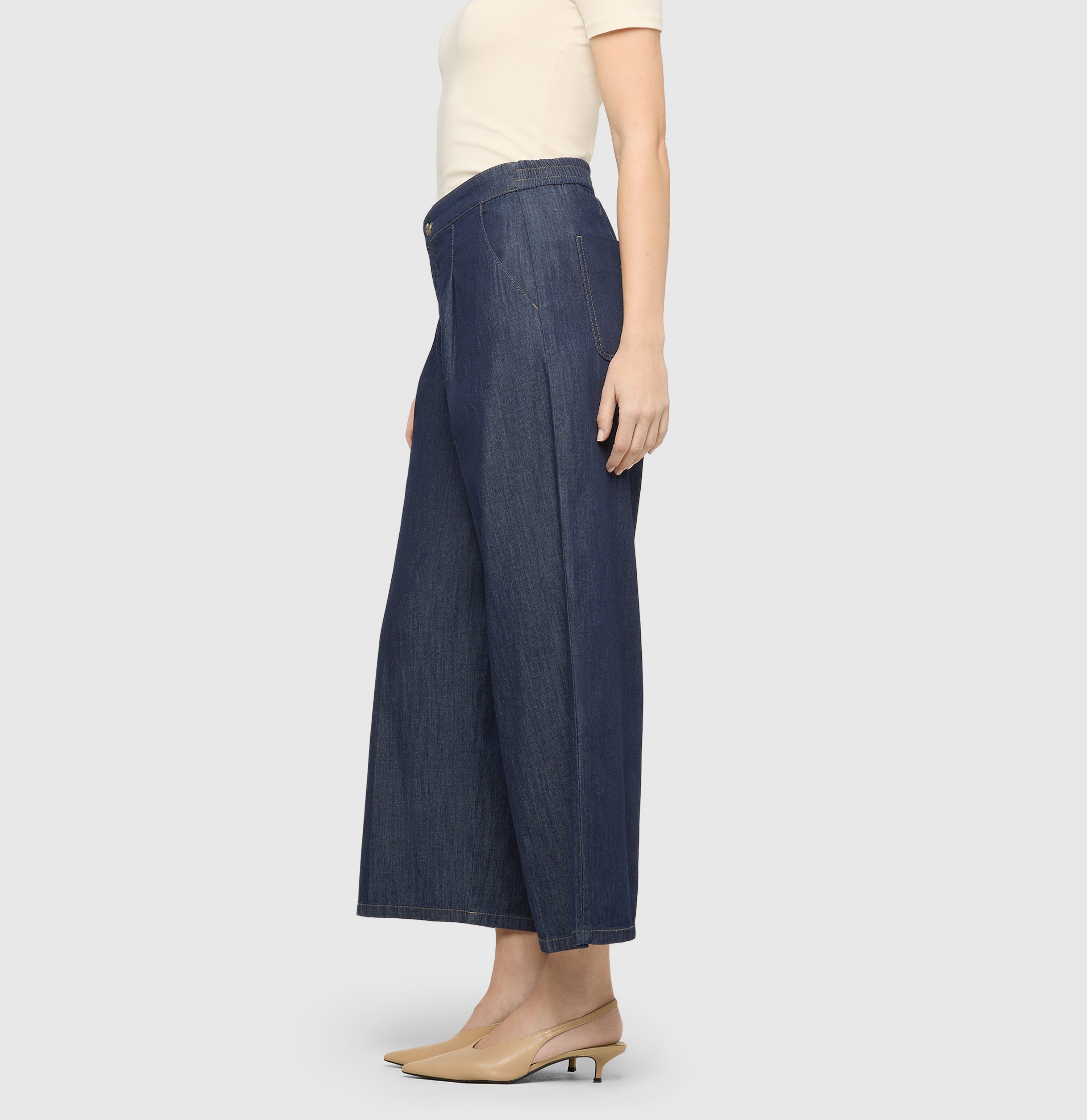 Culotte made of extra light denim. | CULOTTE pleat | fashion rinsed | Side view of model