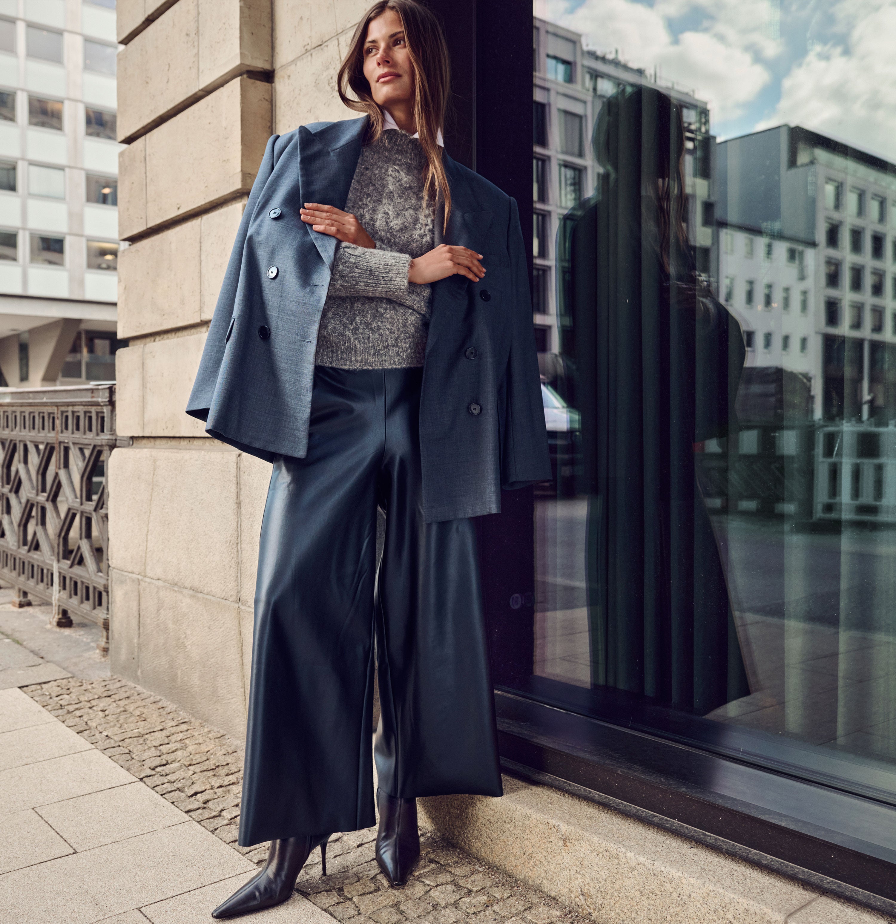 Extra wide culotte with a leather look. | CULOTTE extreme | black | Campaign image 3
