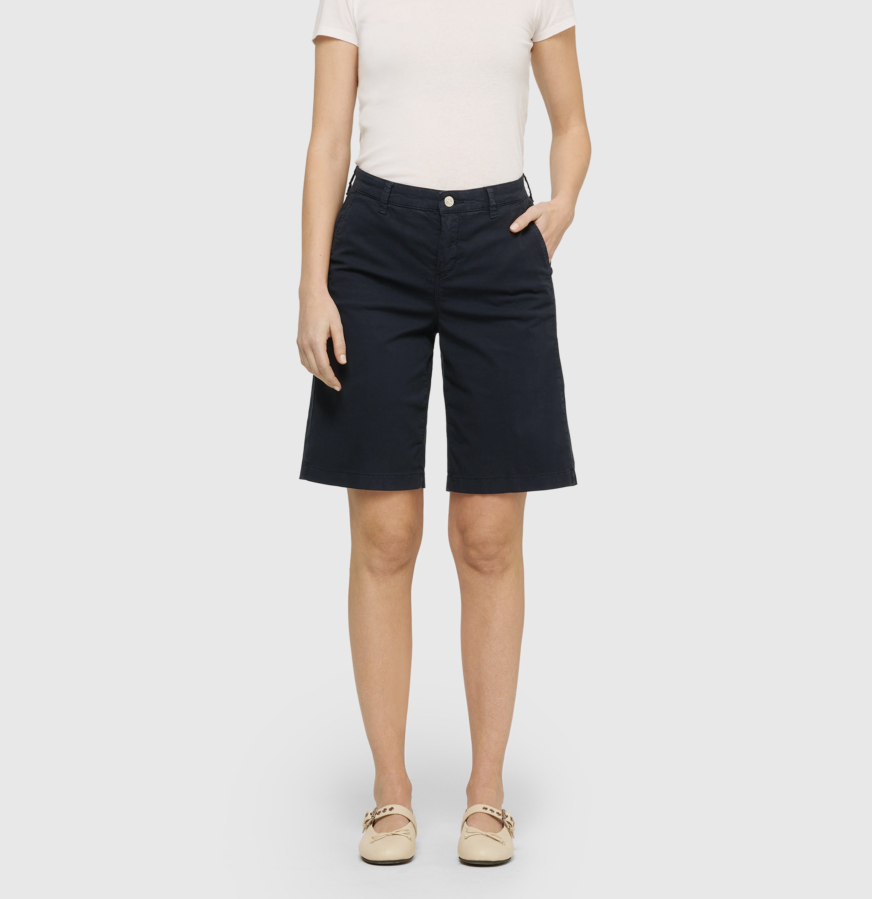 Relaxed chino shorts made of stretch gabardine. | CHINO Bermuda | dark blue PPT | Front view of model