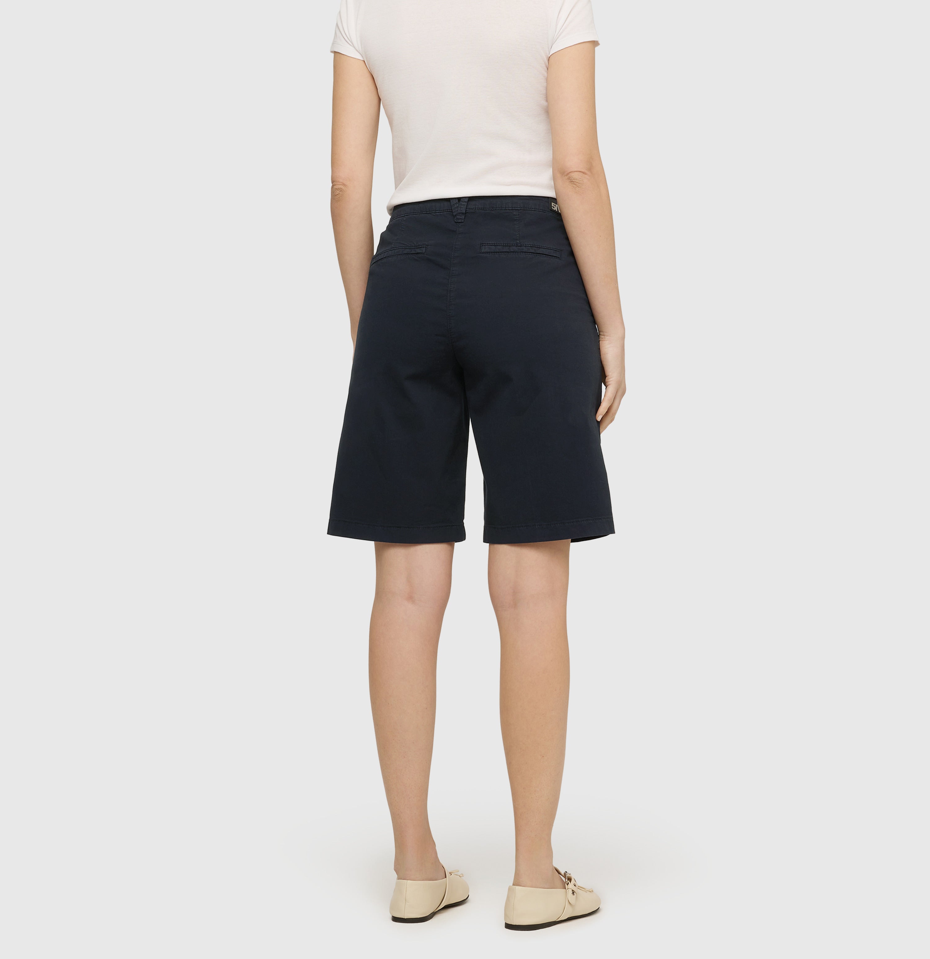 Relaxed chino shorts made of stretch gabardine. | CHINO Bermuda | dark blue PPT | Back view of model