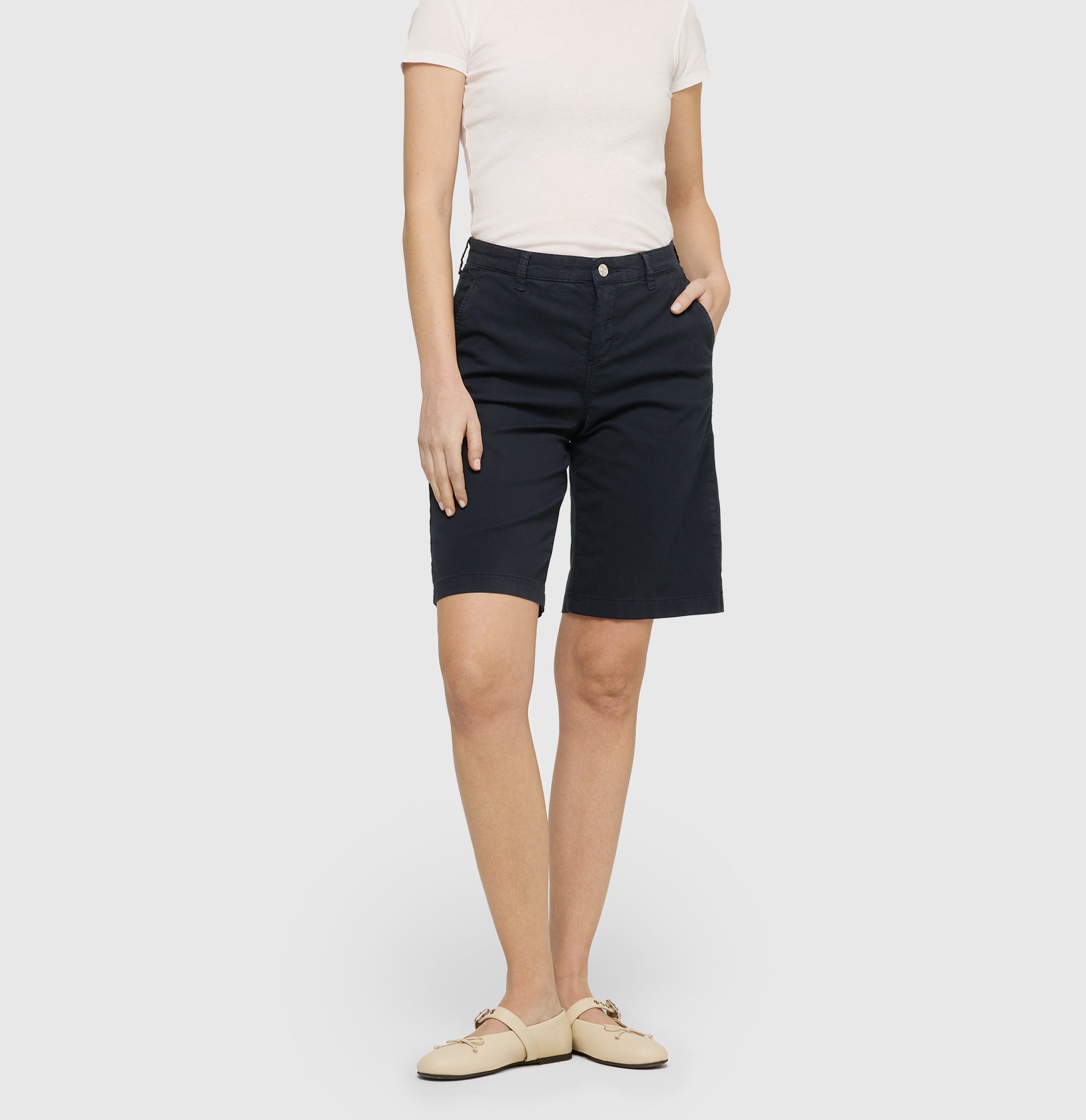 Relaxed chino shorts made of stretch gabardine. | CHINO Bermuda | dark blue PPT | Side view of model