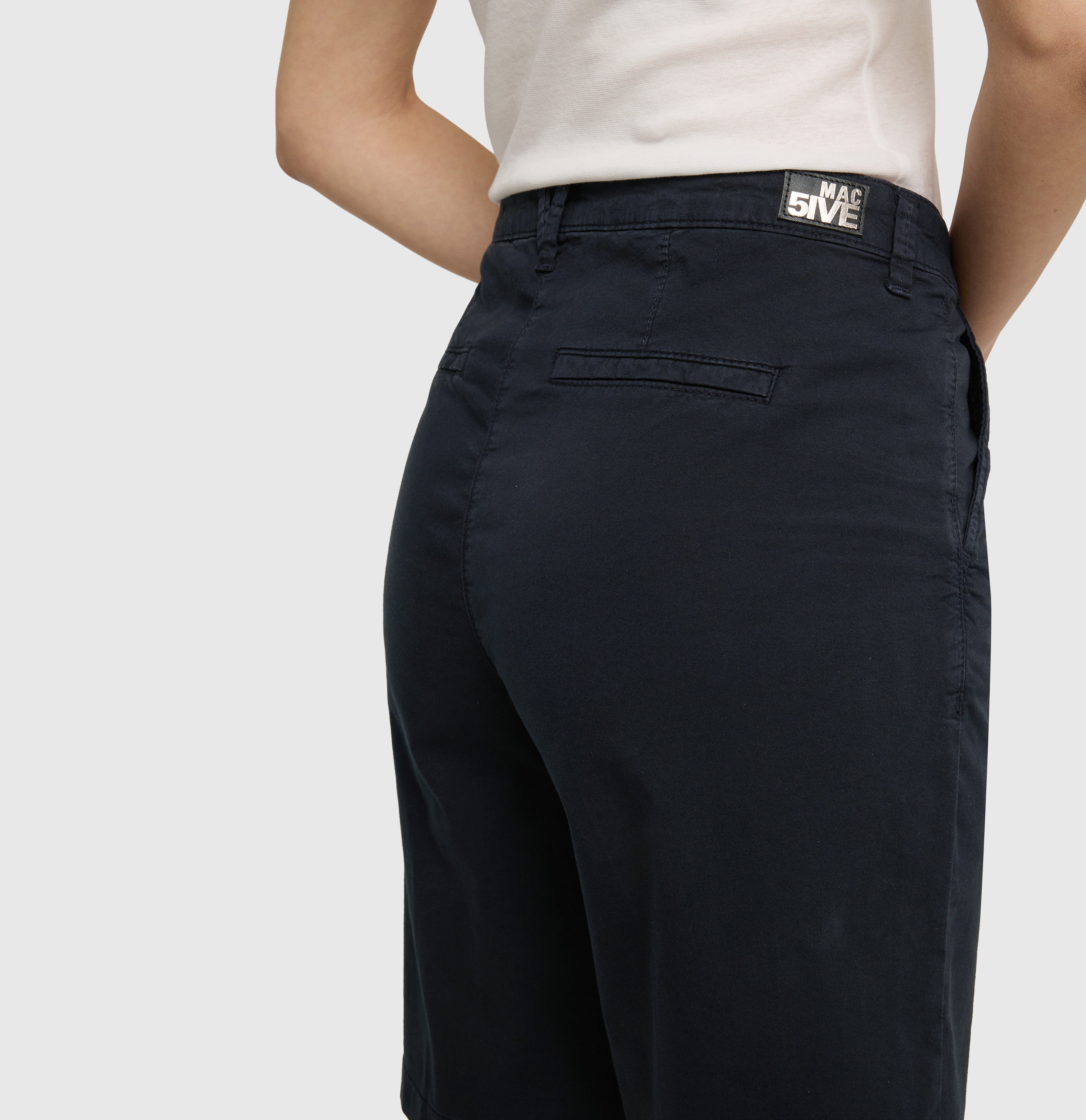 Relaxed chino shorts made of stretch gabardine. | CHINO Bermuda | dark blue PPT | Detailed view 2 of model