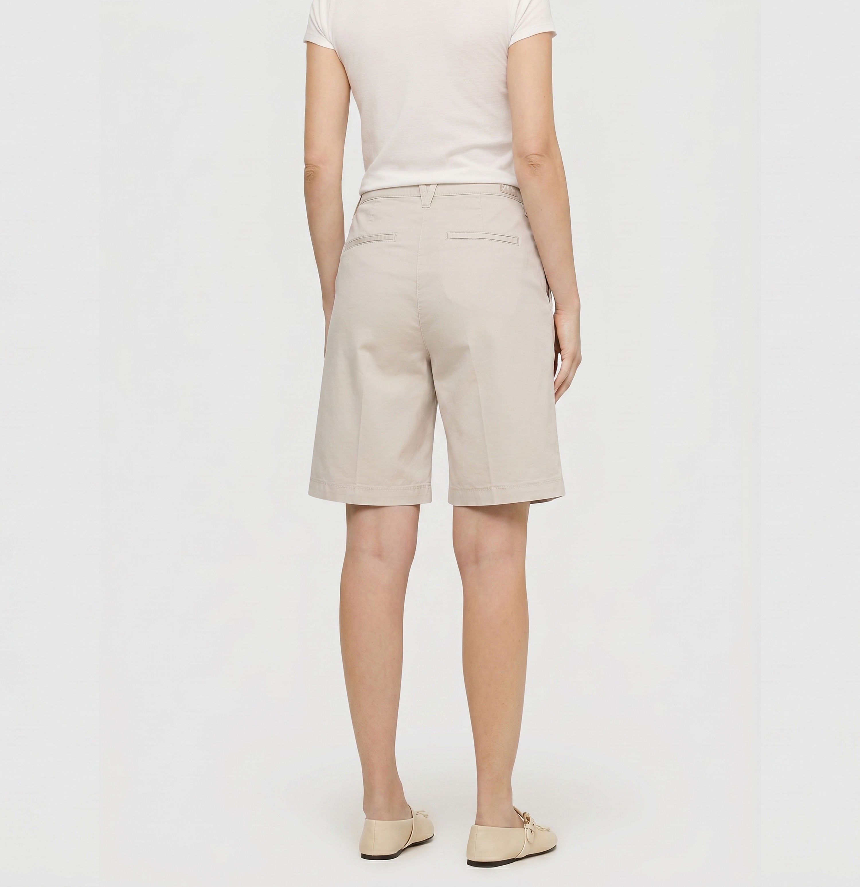Relaxed chino shorts made of stretch gabardine. | CHINO Bermuda | ivory PPT | Back view of model