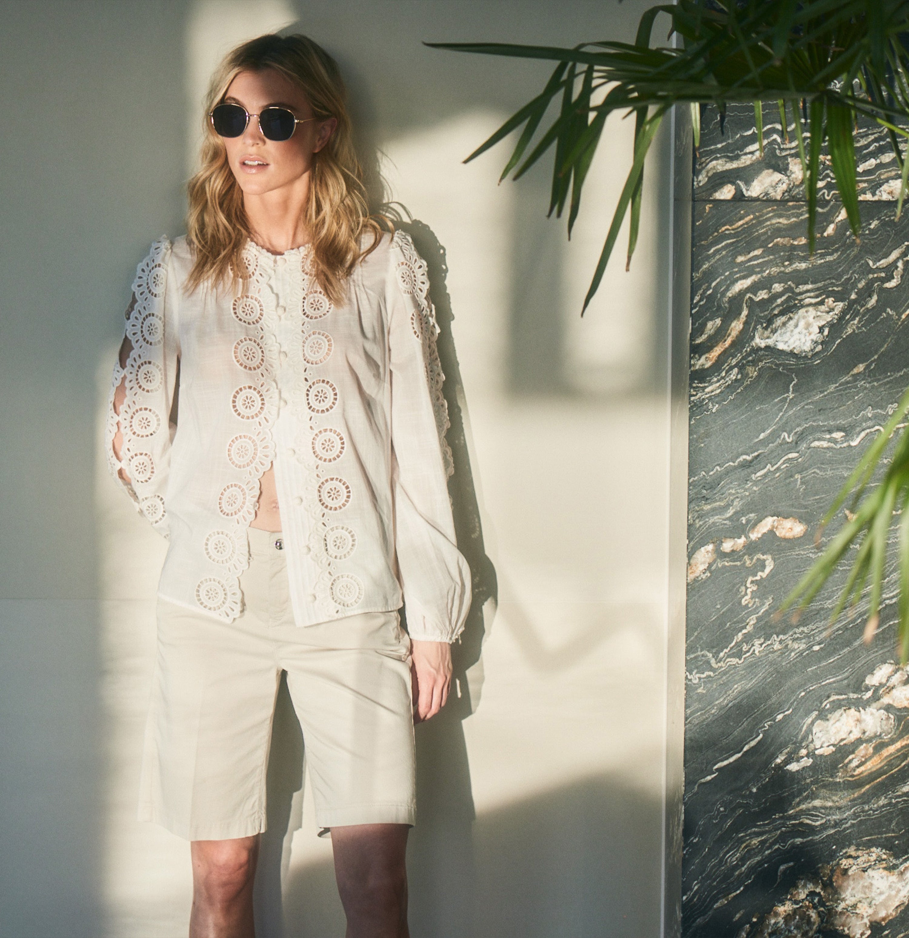 Relaxed chino shorts made of stretch gabardine. | CHINO Bermuda | ivory PPT | Campaign image 3