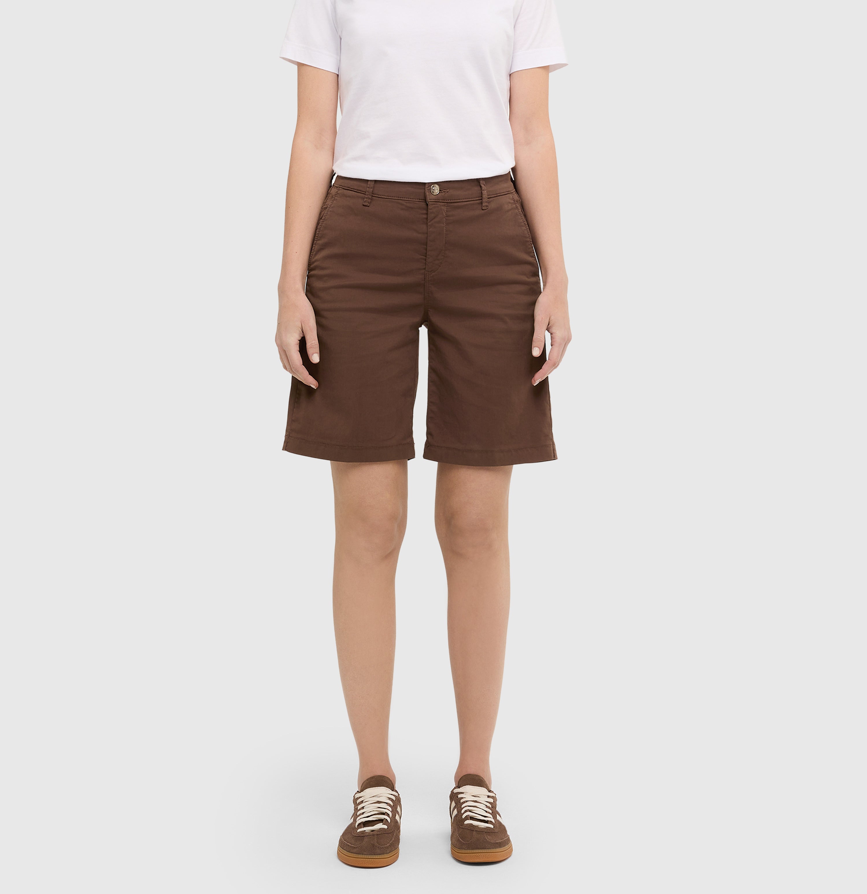 Relaxed chino shorts made of stretch gabardine. | CHINO Bermuda | fawn brown PPT | Front view of model