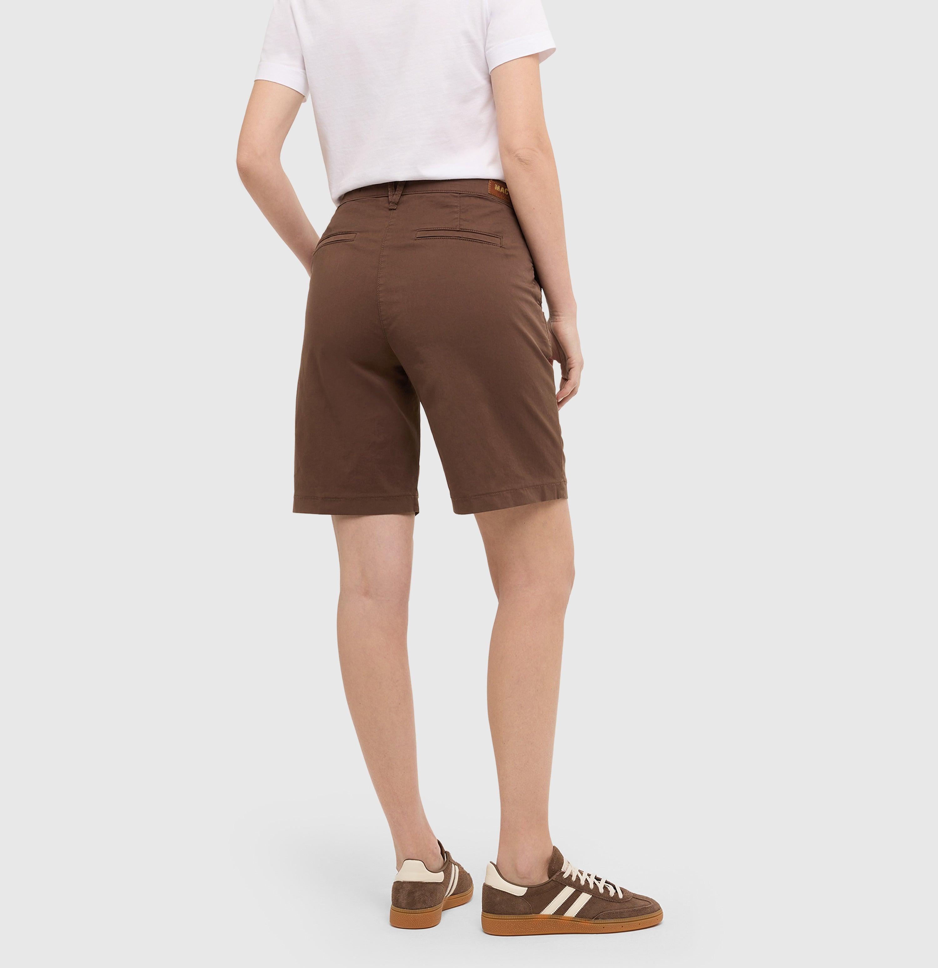 Relaxed chino shorts made of stretch gabardine. | CHINO Bermuda | fawn brown PPT | Back view of model