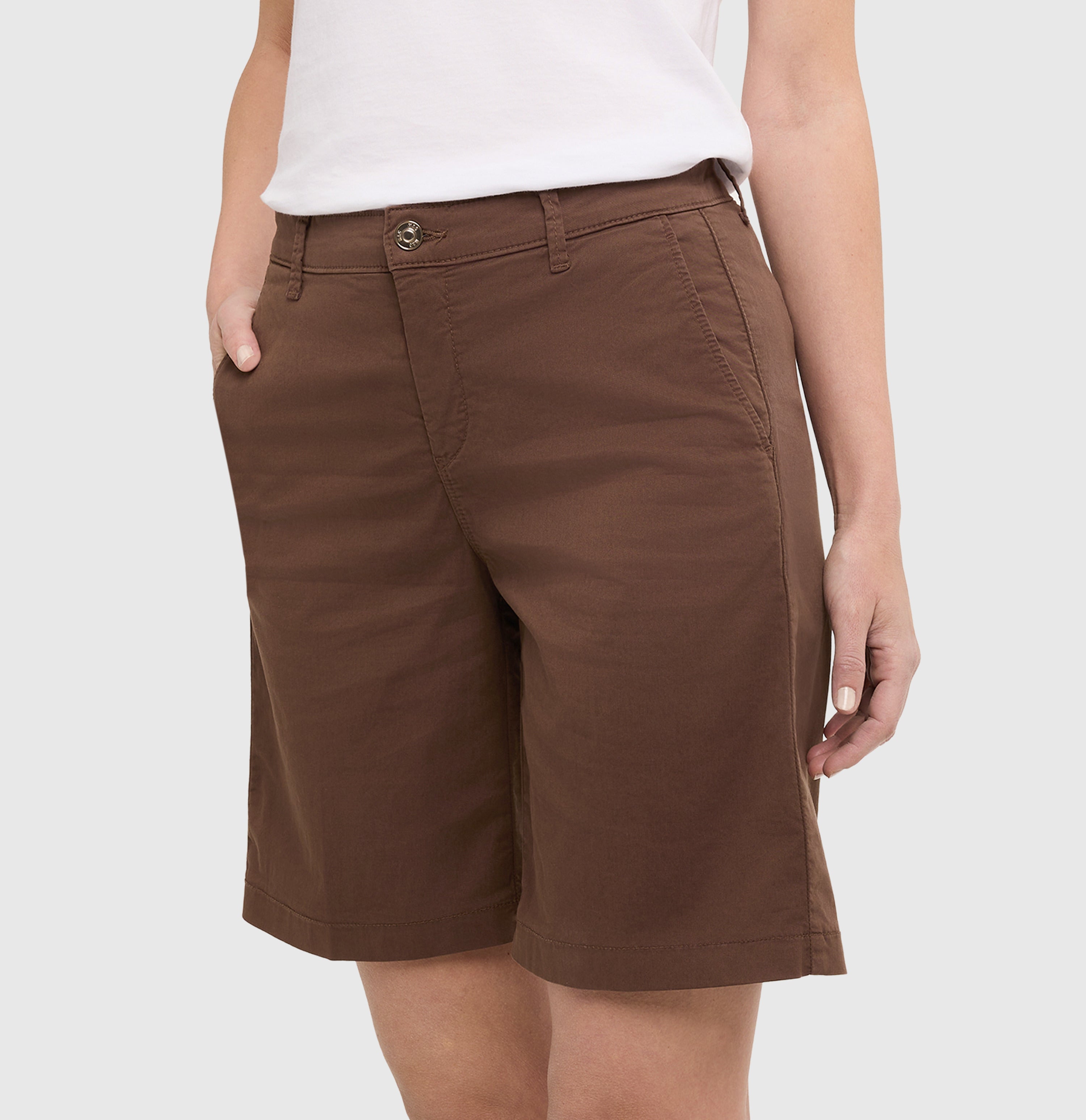Relaxed chino shorts made of stretch gabardine. | CHINO Bermuda | fawn brown PPT | Side view of model