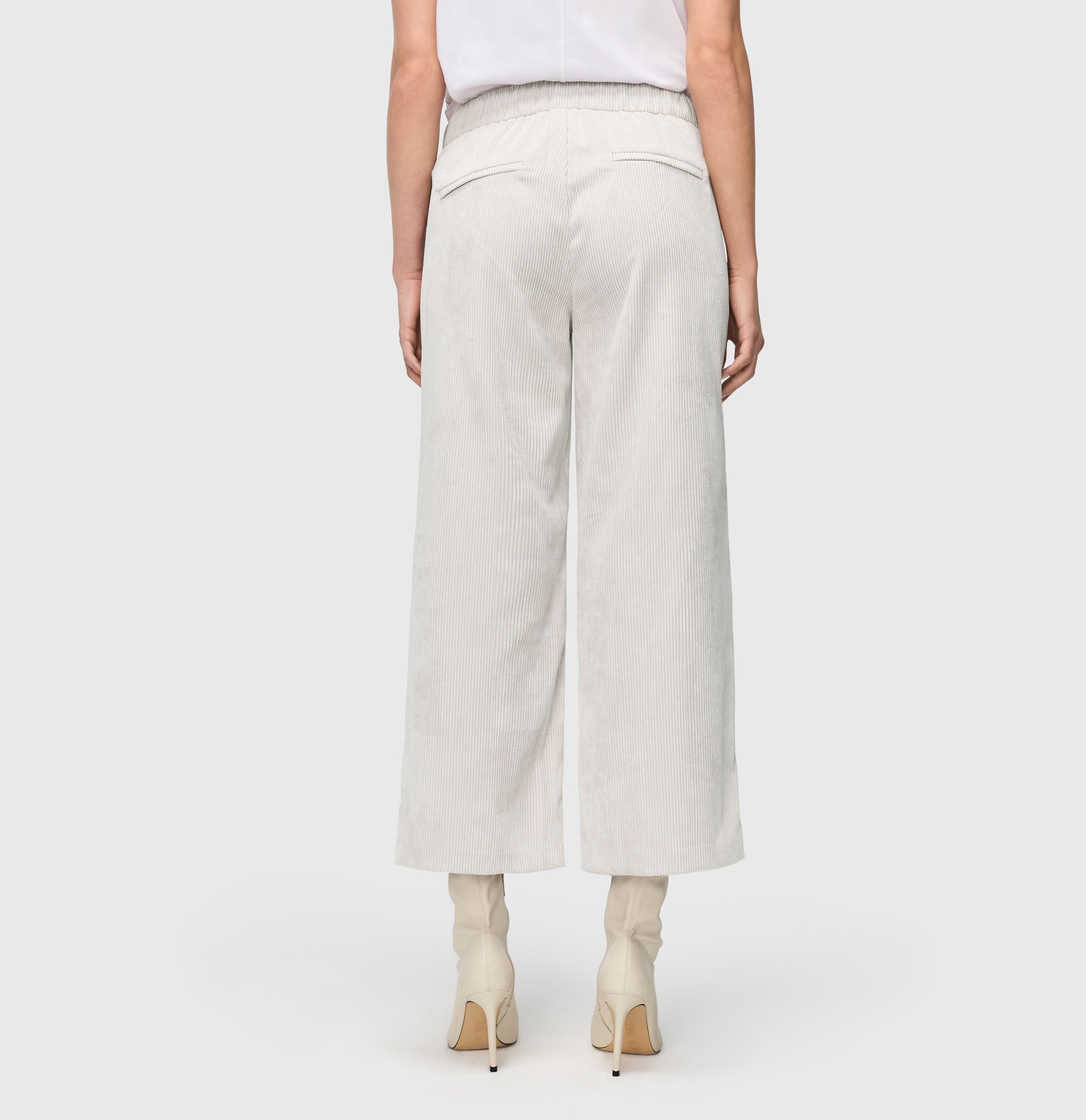 Modern culotte made of elastic wide wale corduroy. | CHIARA cropped | white sand | Back view of model