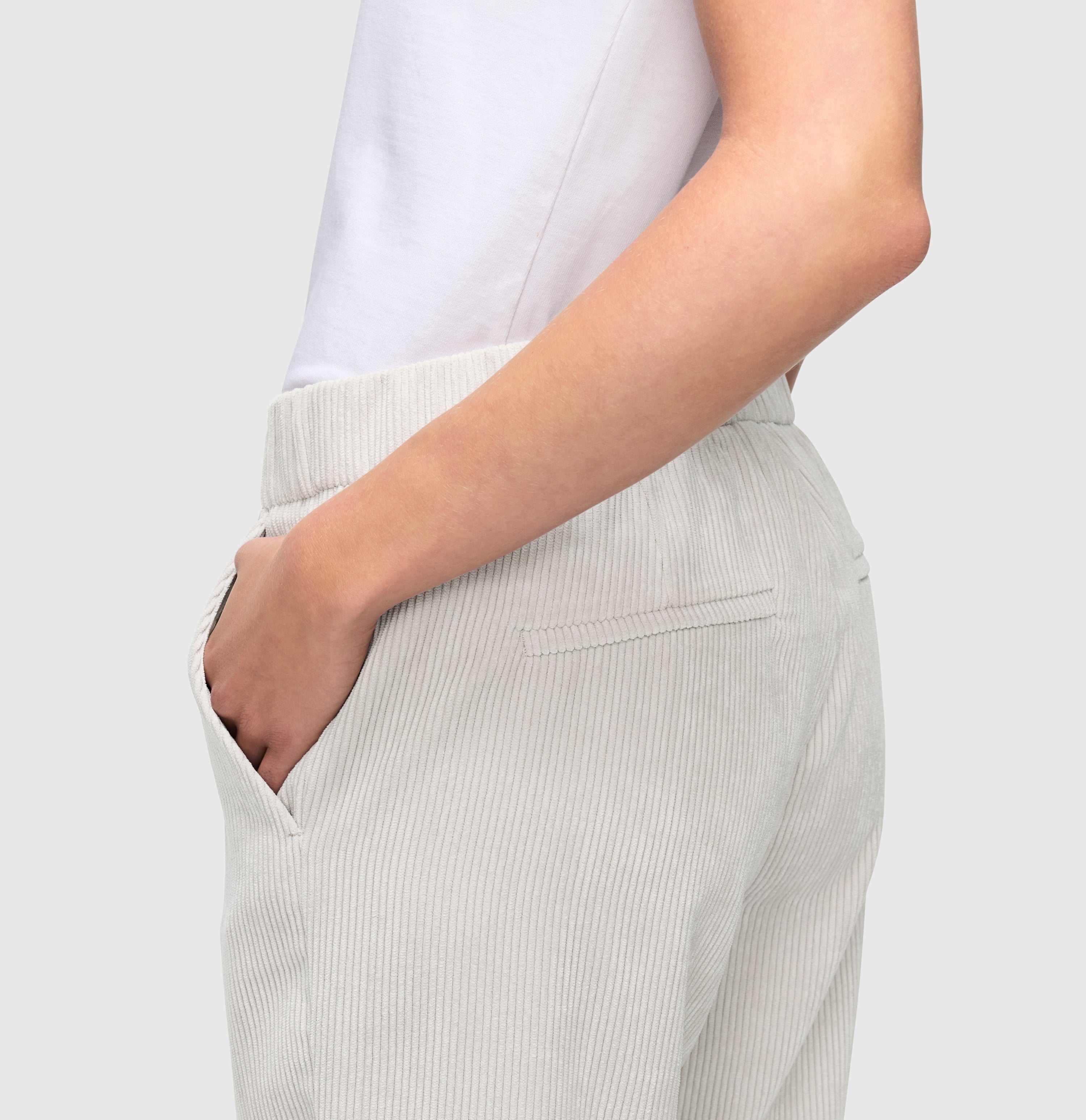 Modern culotte made of elastic wide wale corduroy. | CHIARA cropped | white sand | Detailed view 3 of model