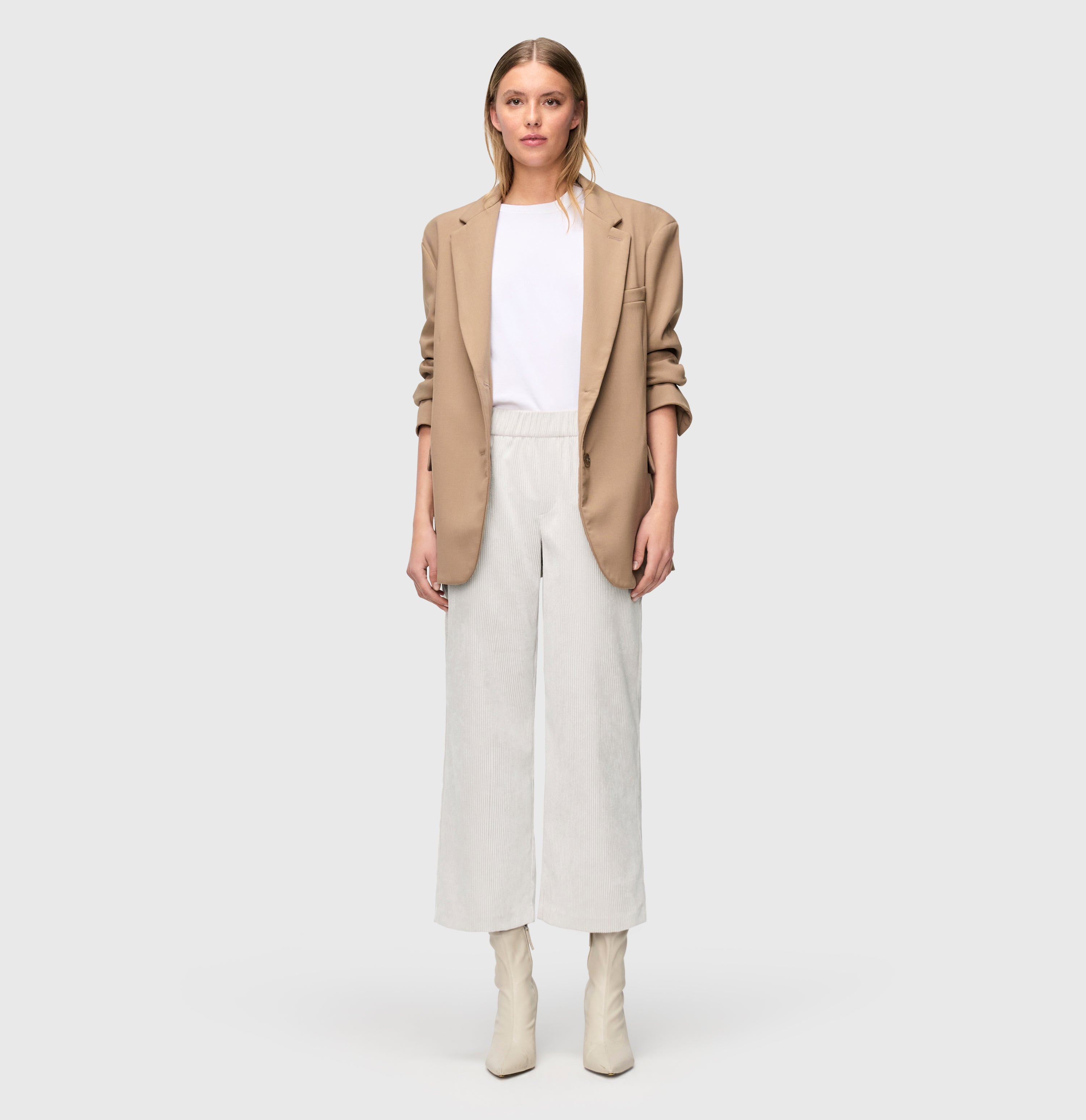 Modern culotte made of elastic wide wale corduroy. | S-NAME | S-FBBZ | Full-body of model