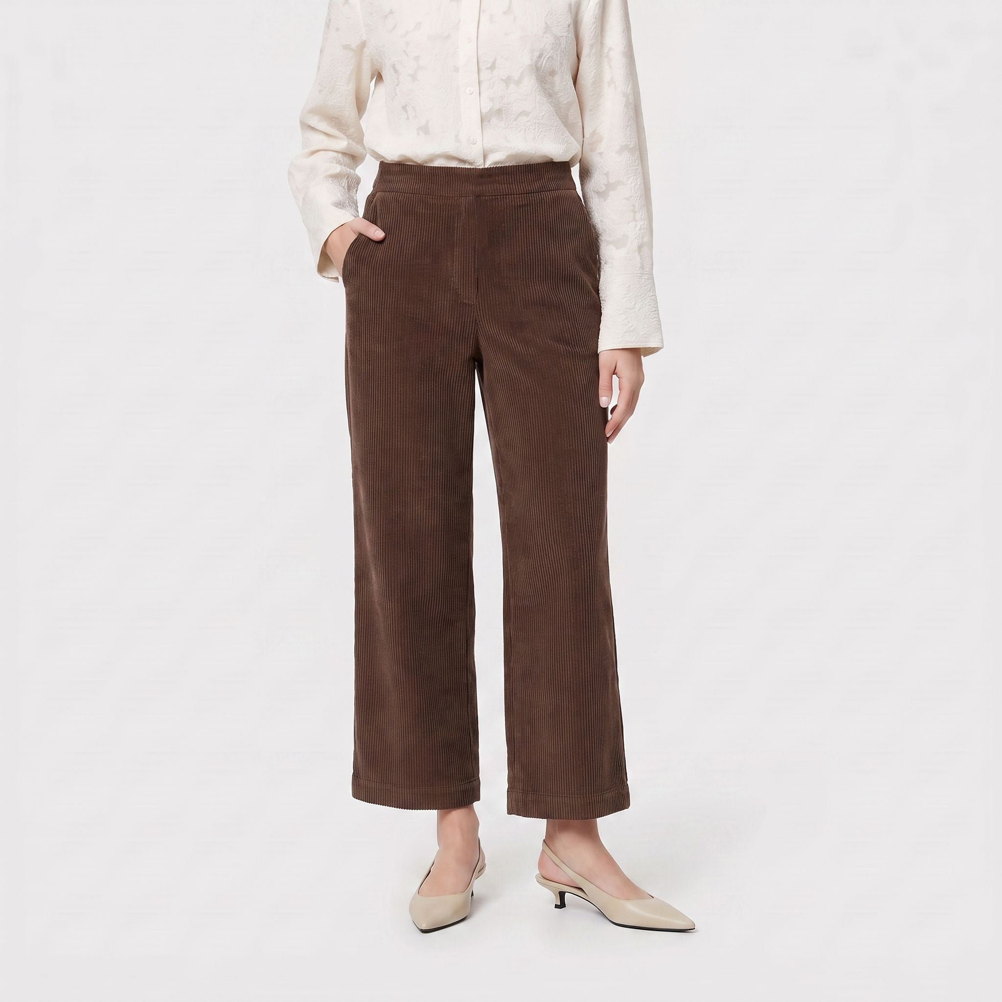Modern culotte made of light wide wale corduroy. | CHIARA cropped | bison brown | Front view of model