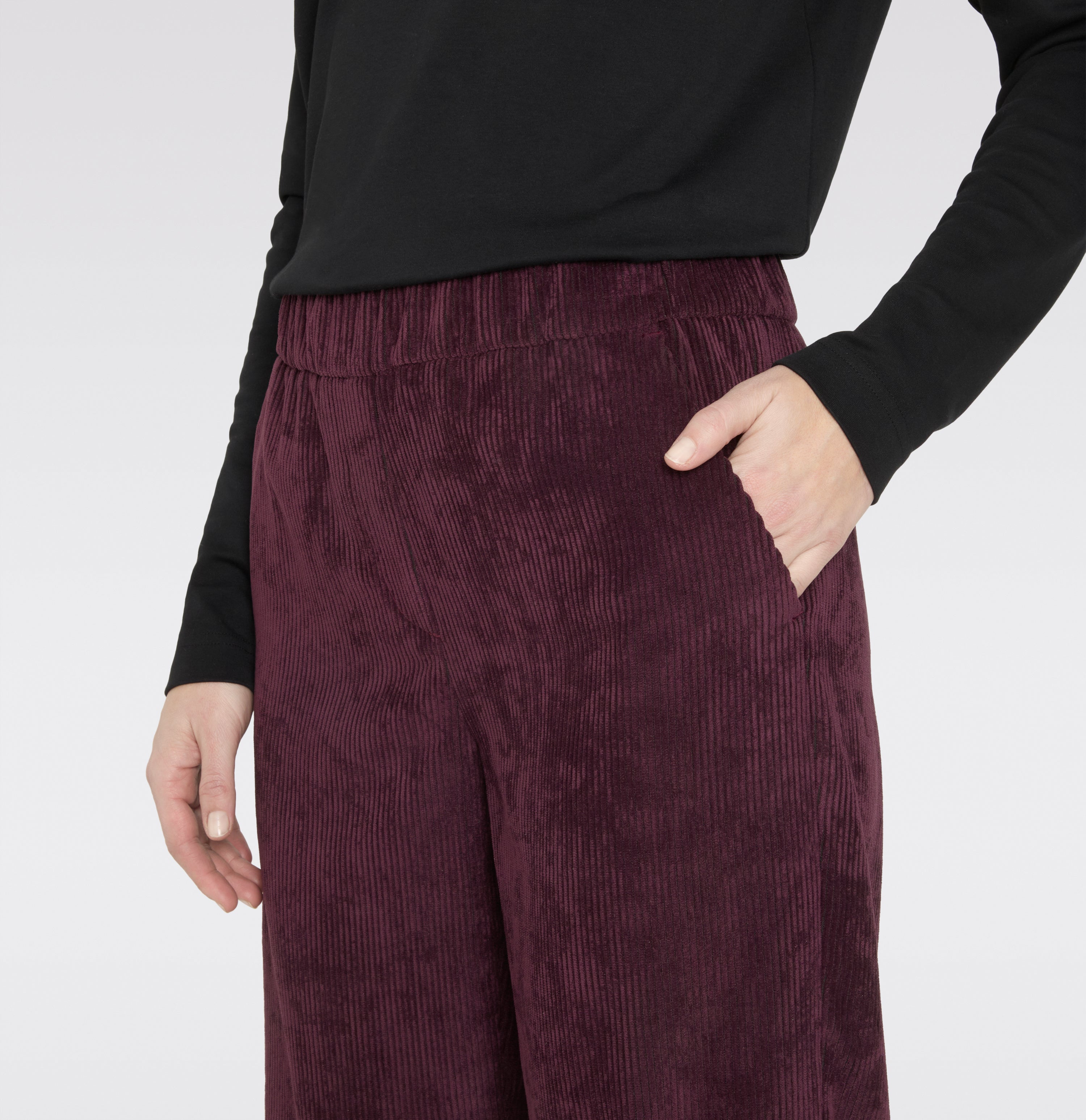 Modern culotte made of elastic wide wale corduroy. | S-NAME | S-FBBZ | Side view of model