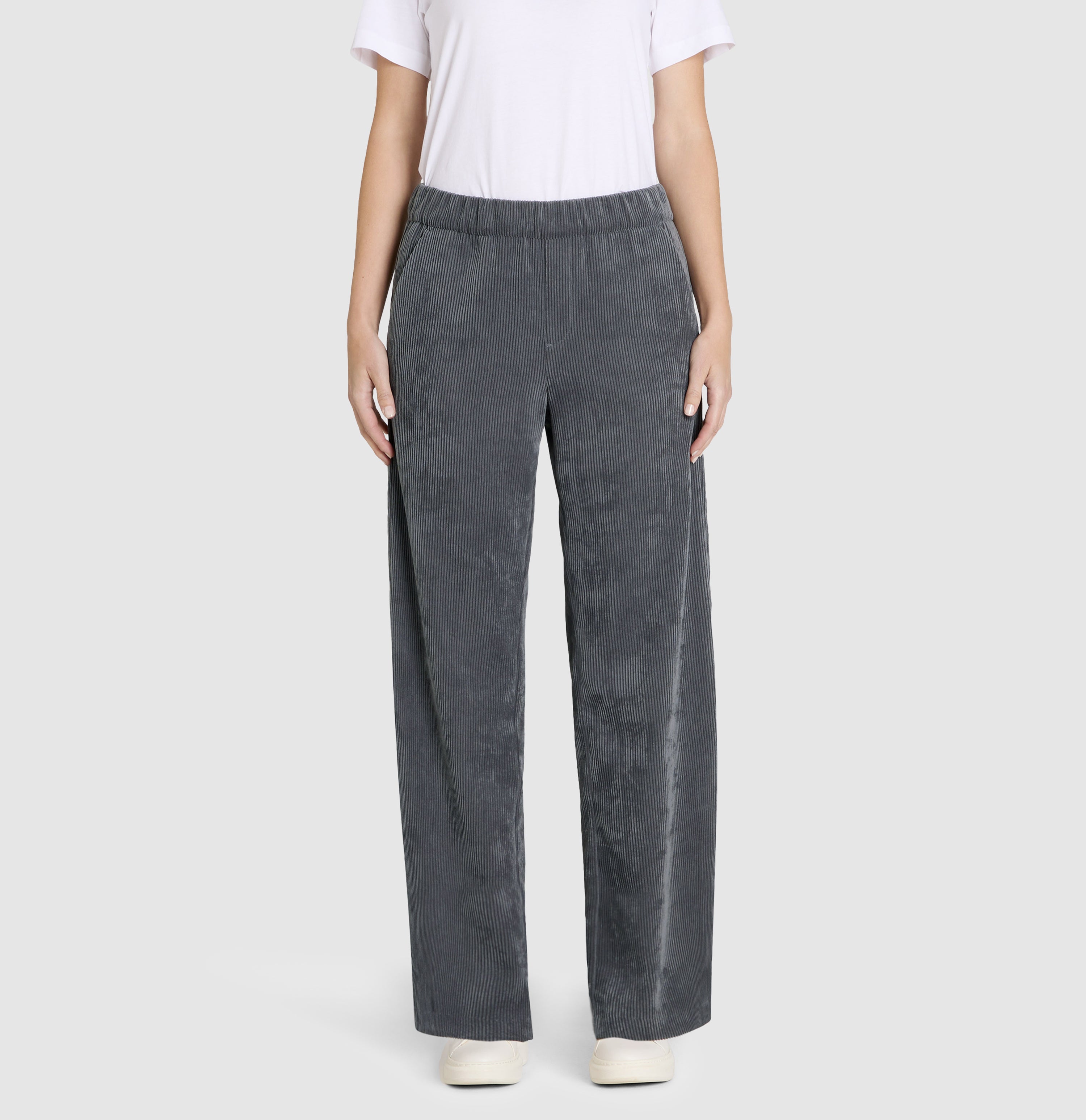 Wide fit made from light, flowing wide wale corduroy. | S-NAME | S-FBBZ | Front view of model