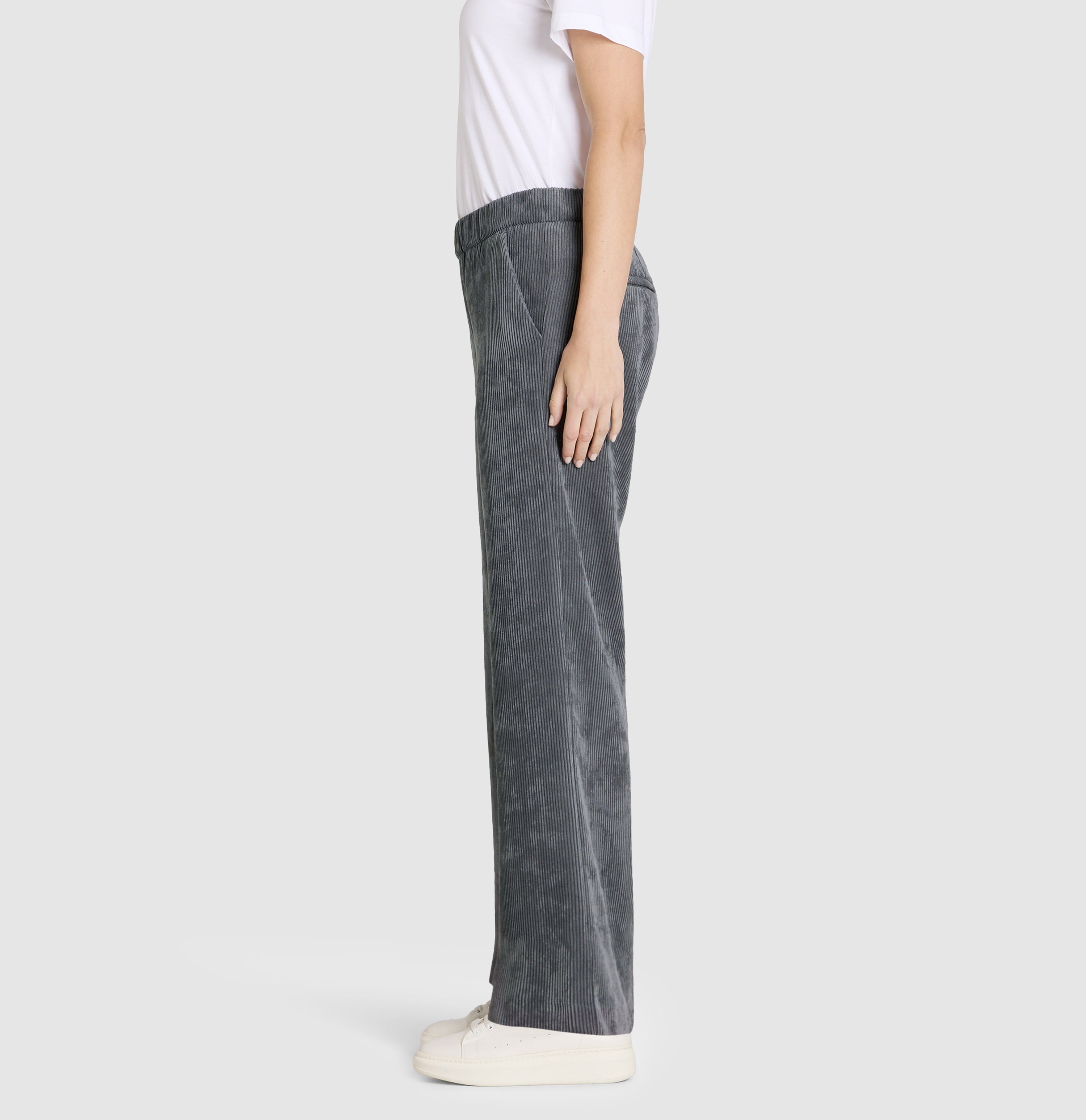 Wide fit made from light, flowing wide wale corduroy. | S-NAME | S-FBBZ | Side view of model