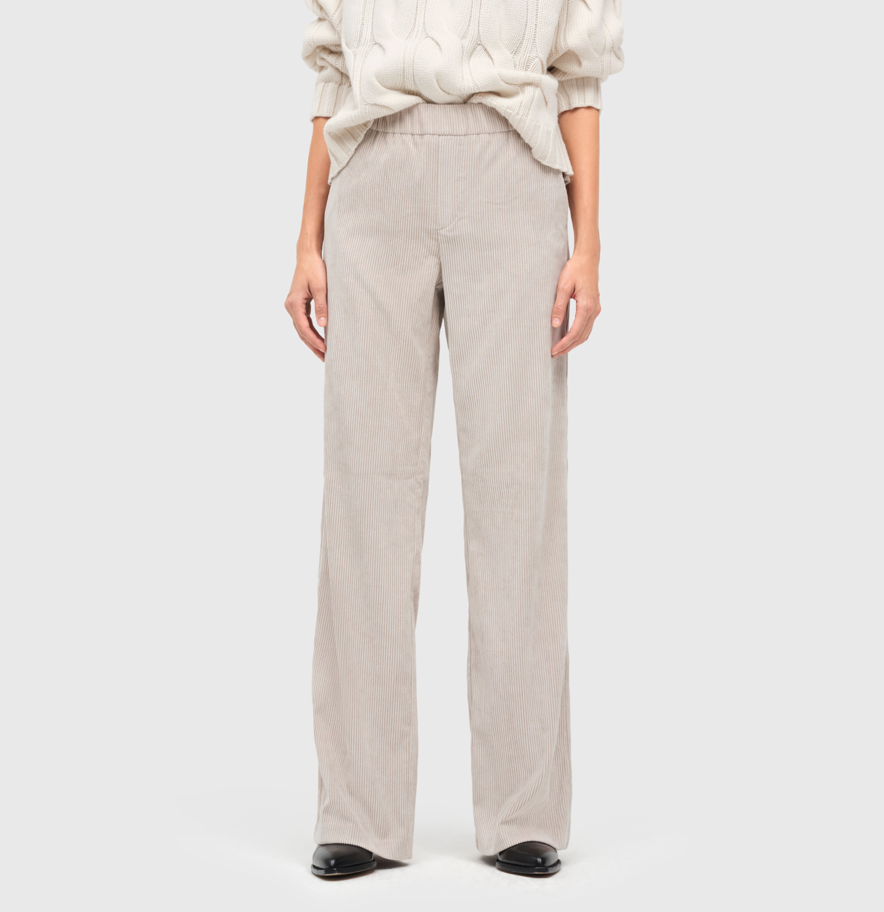 Wide fit made from light, flowing wide wale corduroy. | S-NAME | S-FBBZ | Side view of model