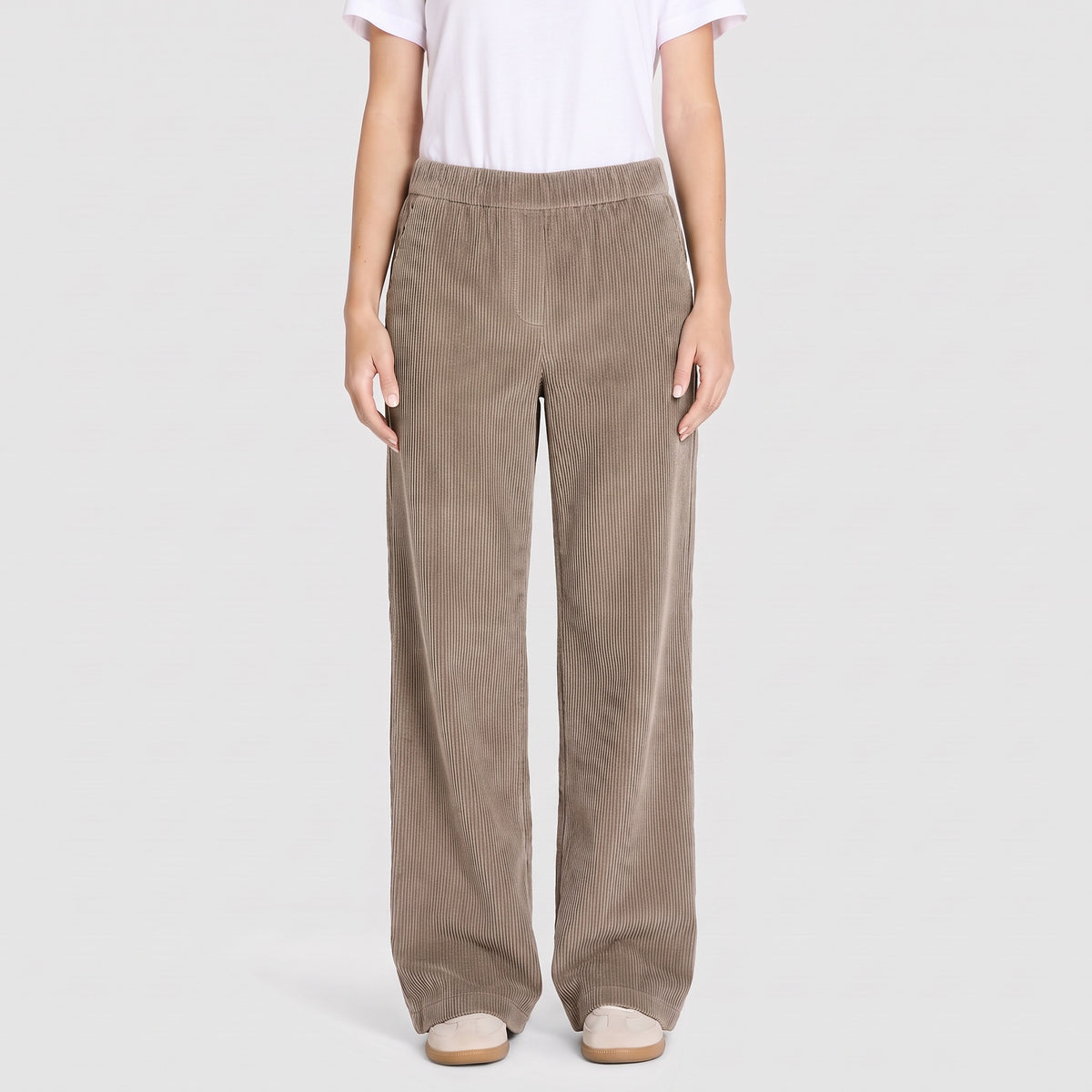 Wide trousers in a lightcorduroy material. | CHIARA | oxide brown | Front view of model