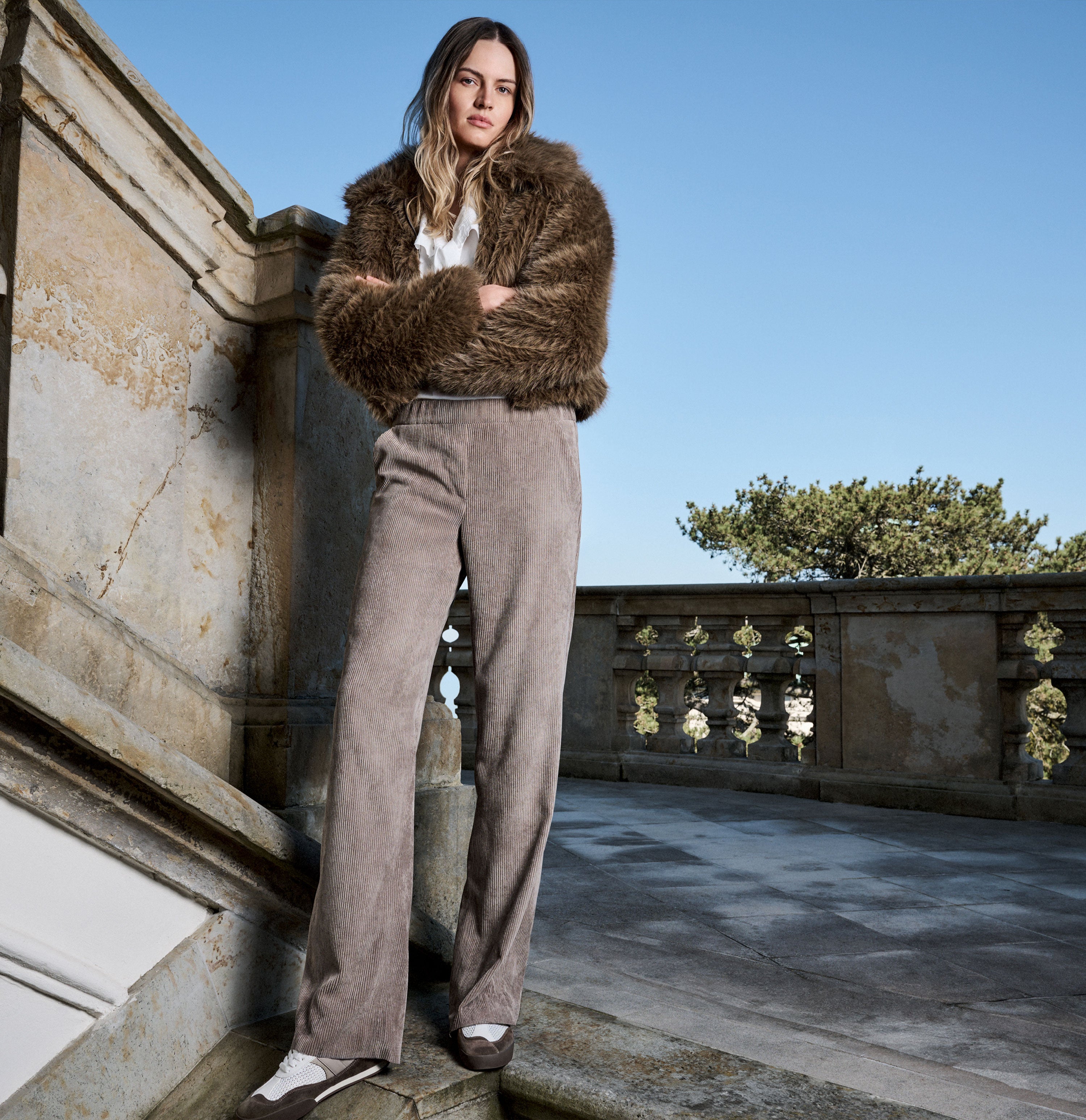 Wide fit made from light, flowing wide wale corduroy. | CHIARA | oxide brown | Full-body of model