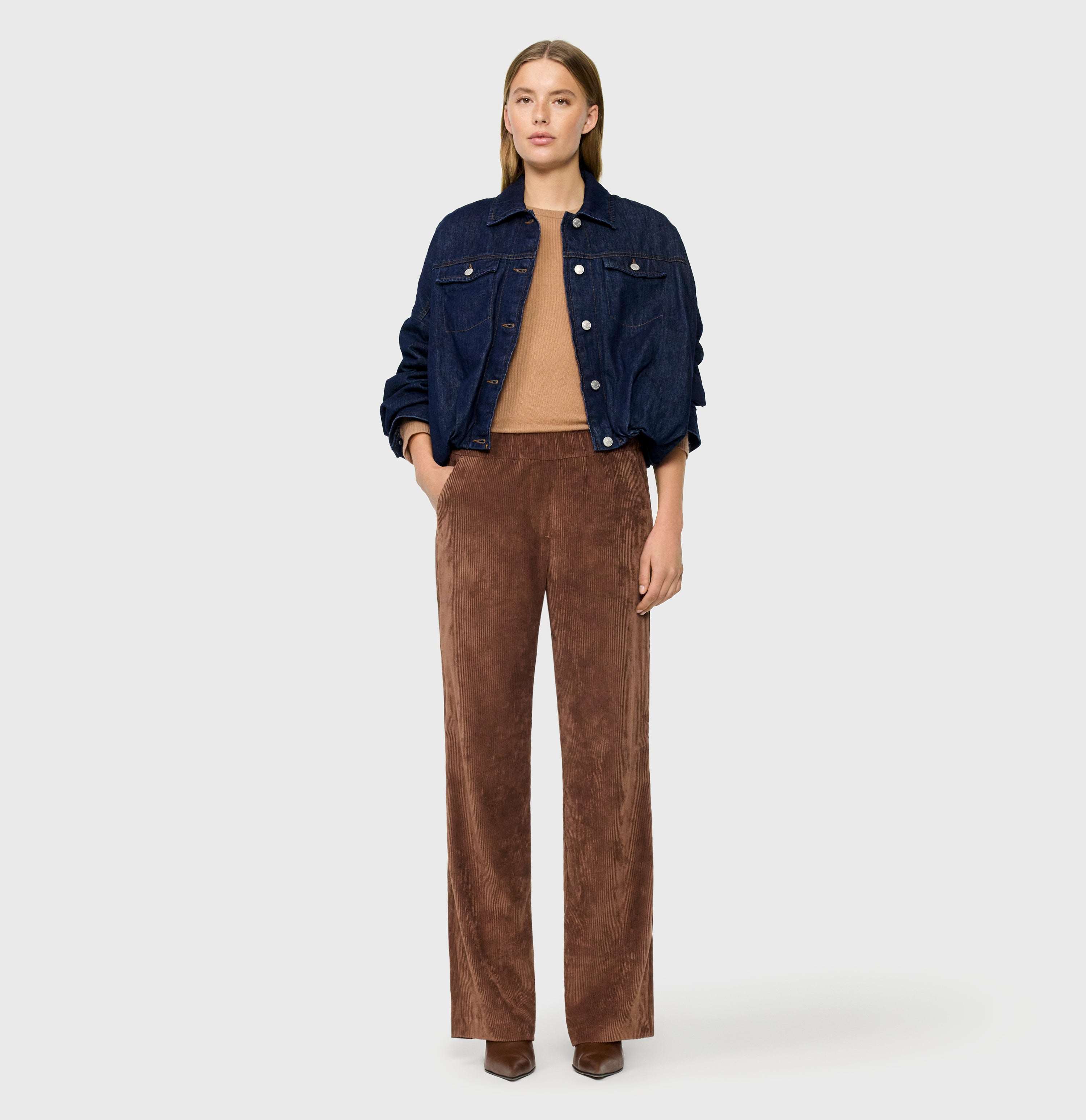 Wide trousers in a lightcorduroy material. | CHIARA | bison brown | Full-body of model