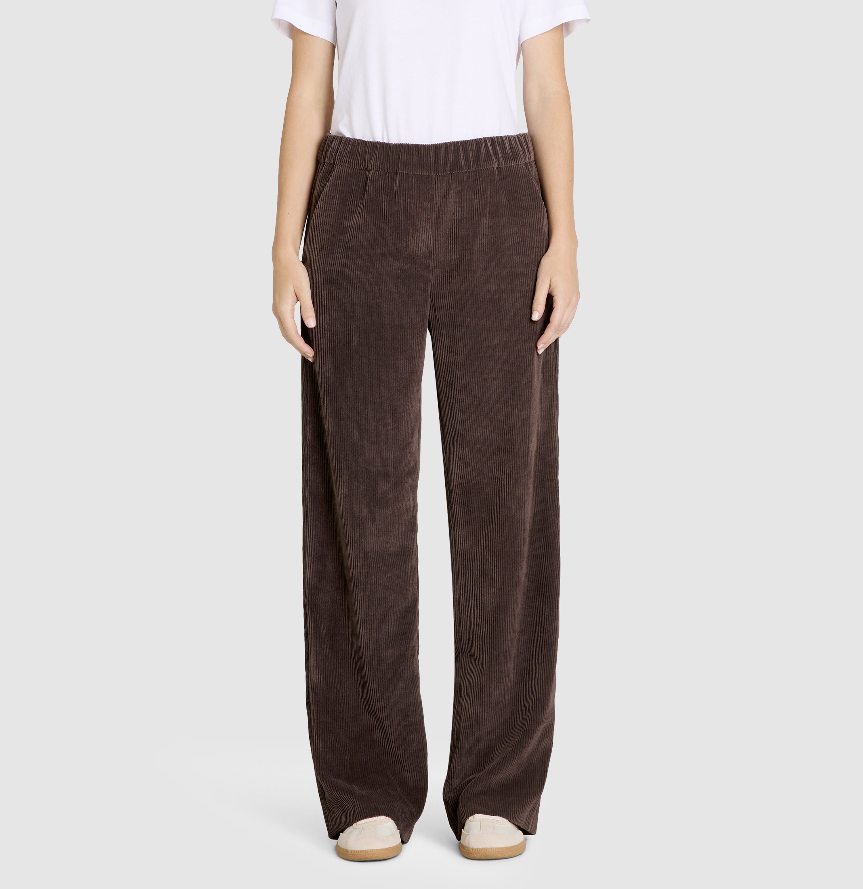 Wide trousers in a lightcorduroy material. | CHIARA | truffle brown | Front view of model