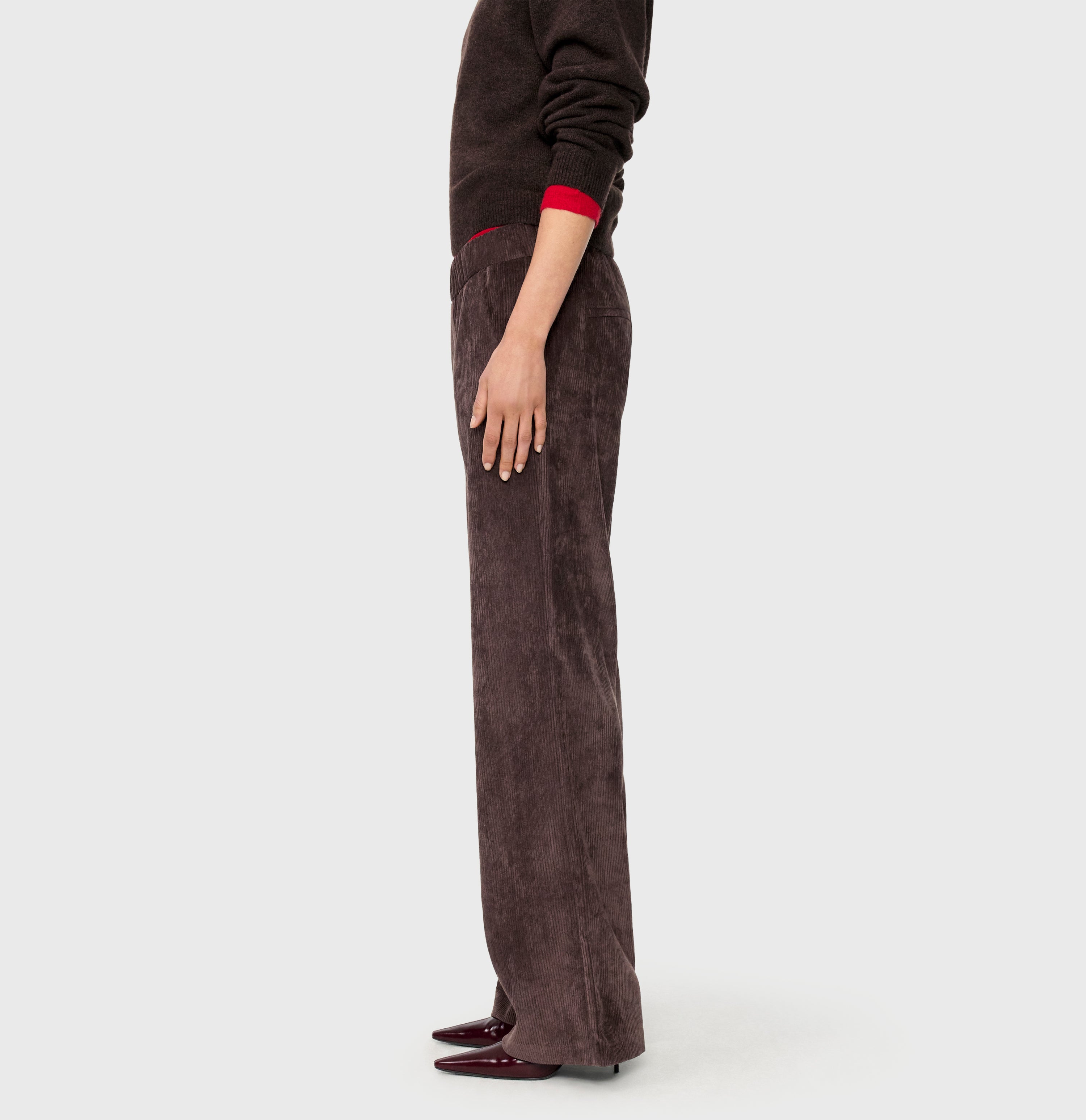Wide trousers in a lightcorduroy material. | CHIARA | truffle brown | Side view of model