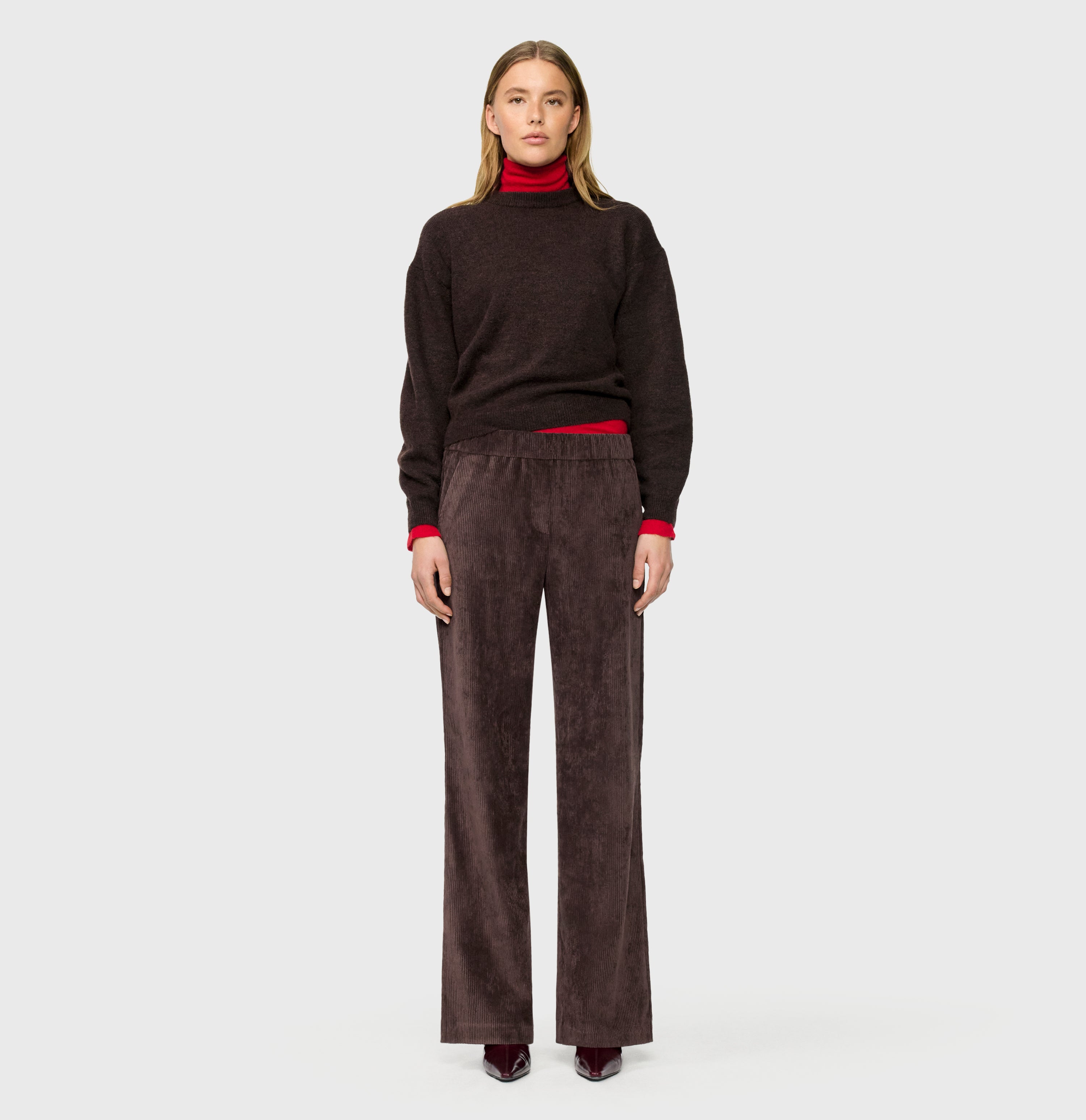 Wide trousers in a lightcorduroy material. | CHIARA | truffle brown | Full-body of model