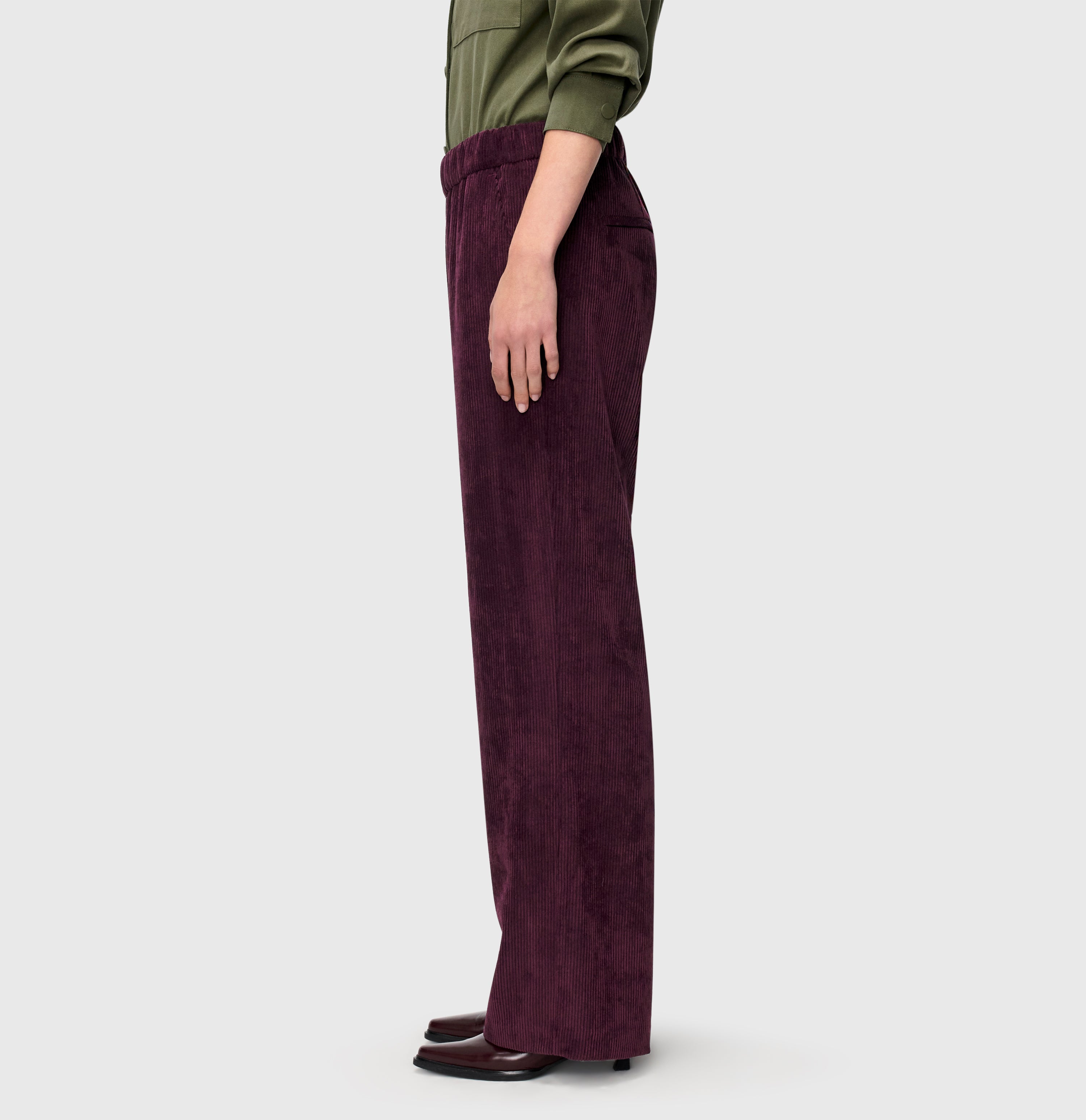 Wide fit made from light, flowing wide wale corduroy. | CHIARA | aubergine | Detailed view 2 of model
