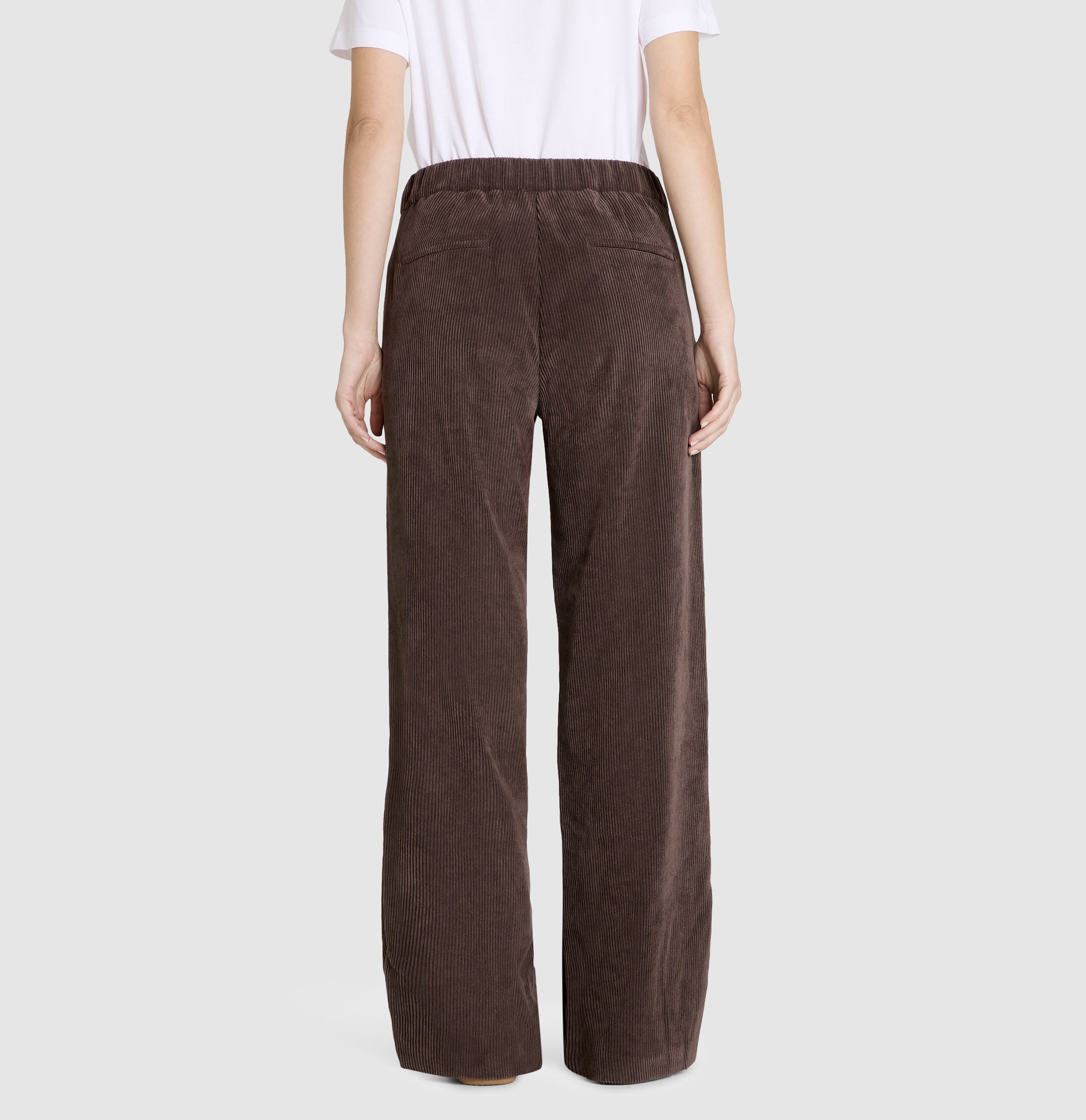 Wide fit made from light, flowing wide wale corduroy. | S-NAME | S-FBBZ | Back view of model