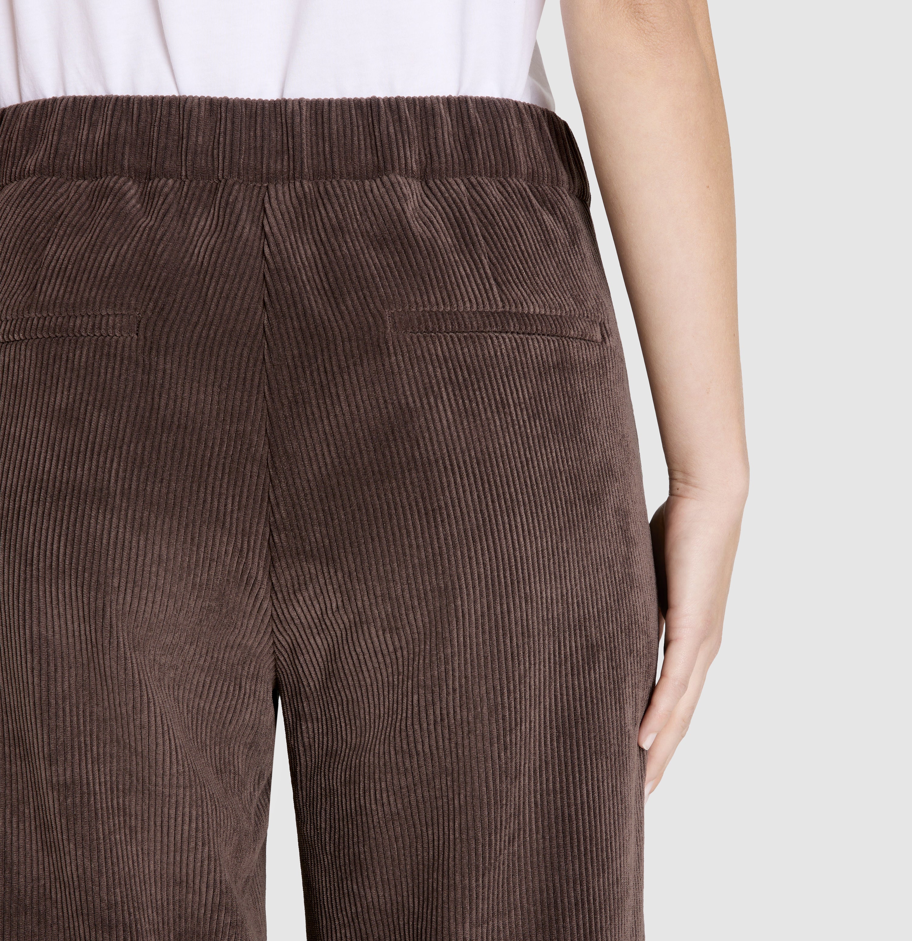 Wide fit made from light, flowing wide wale corduroy. | CHIARA | truffle brown | Detailed view 2 of model