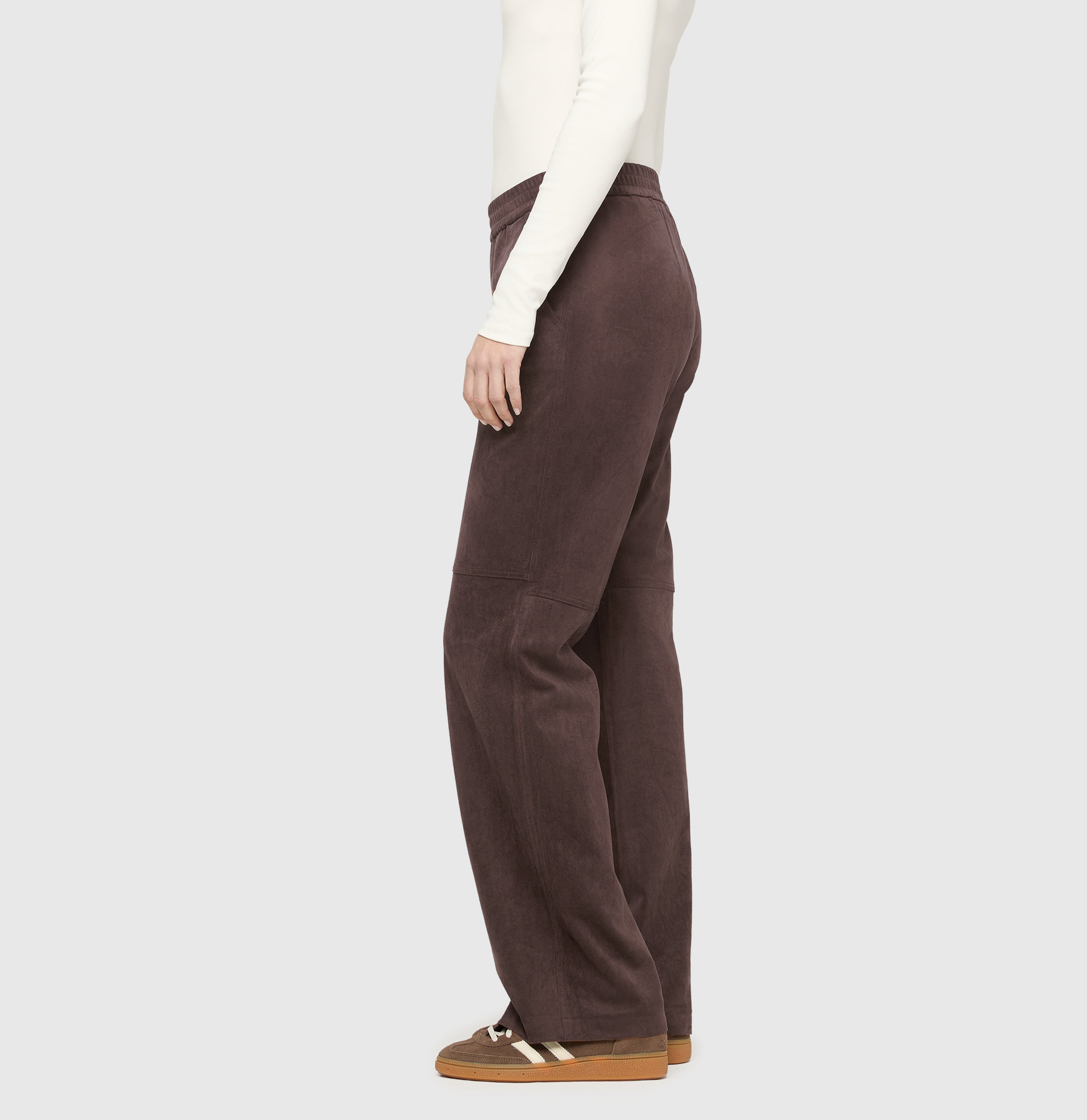 Wide fit with an authentic velour look. | CHIARA | truffle brown | Side view of model