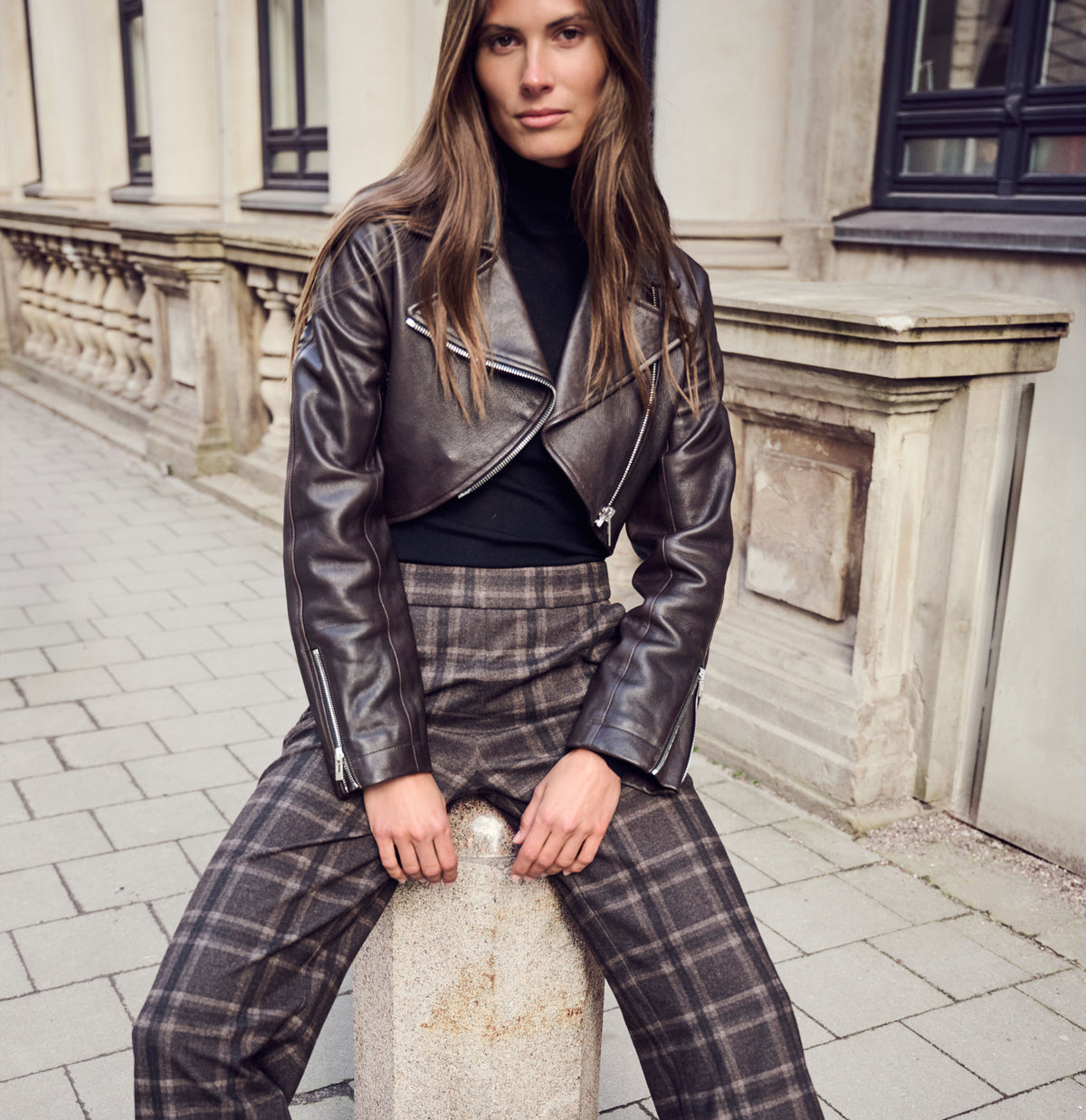 Sporty trousers made of premium jersey. | CHIARA | night brown check | Campaign image 3