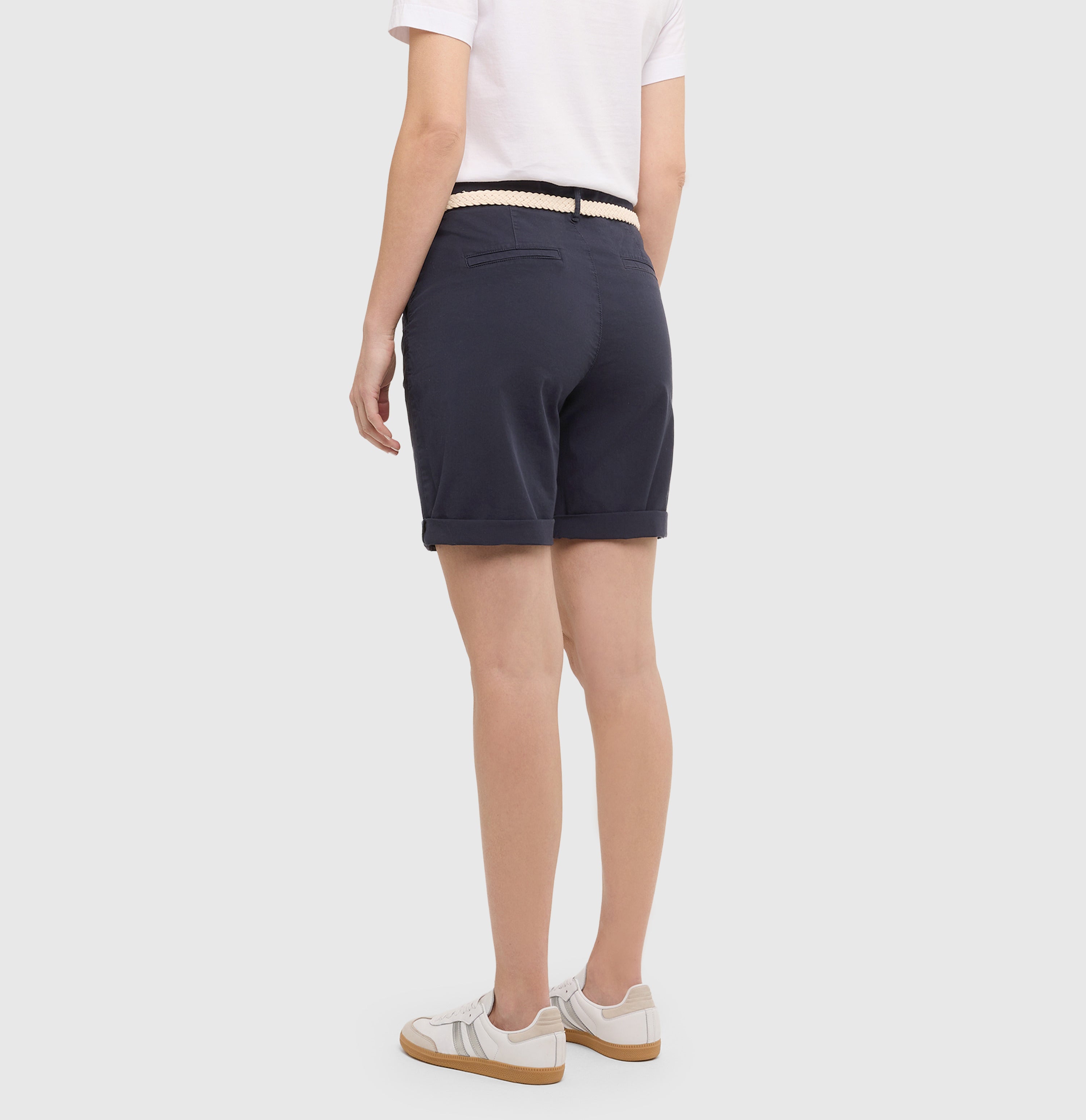 Chino shorts with a braided belt. | CHINO SHORTS belt | dark blue PPT | Back view of model